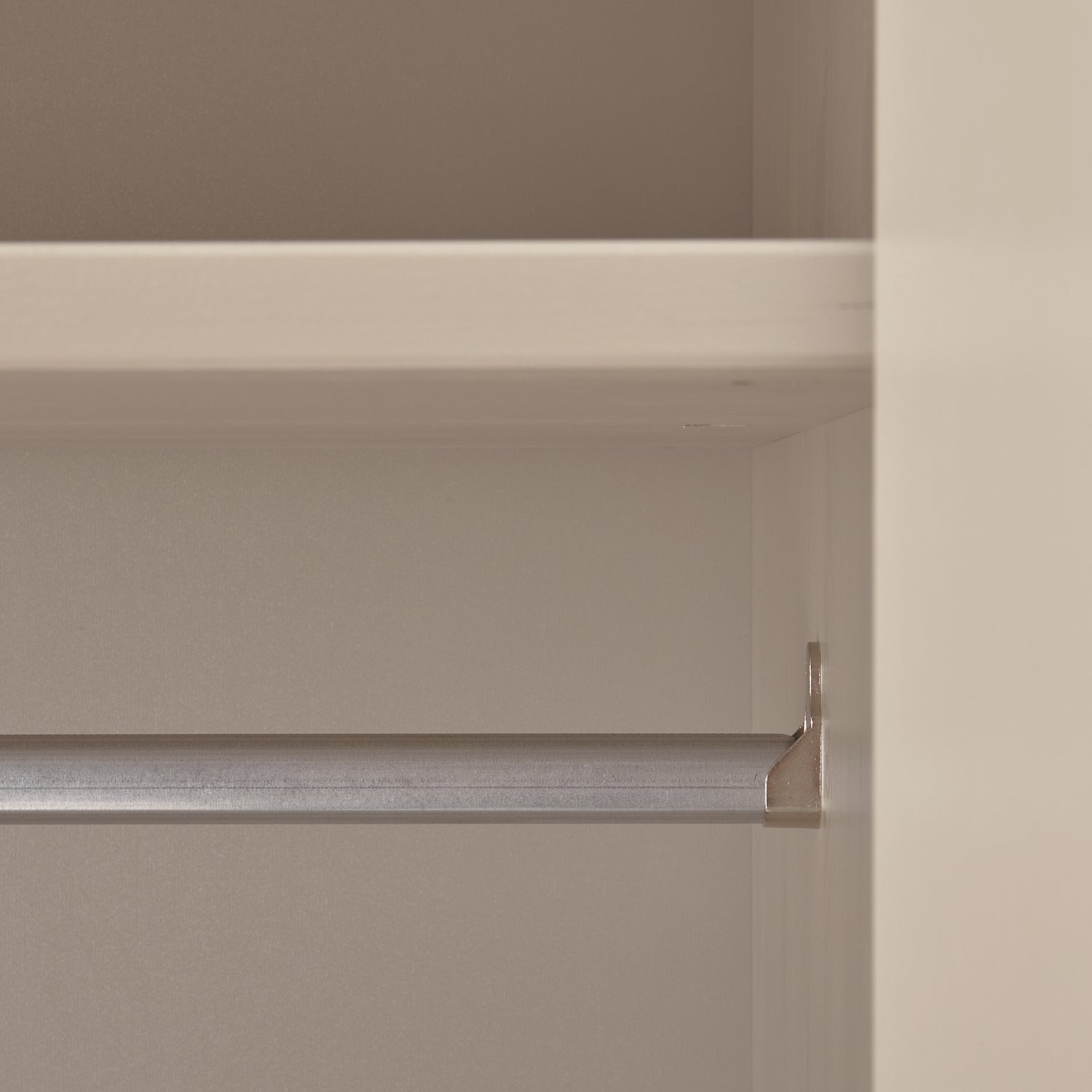 RAIN-KLKA-1-DU-02_VS_WE_Rain_2_deurs_kledingkast_grenen_dust_detail.png?auto=webp&format=png&width=1500&height=1500