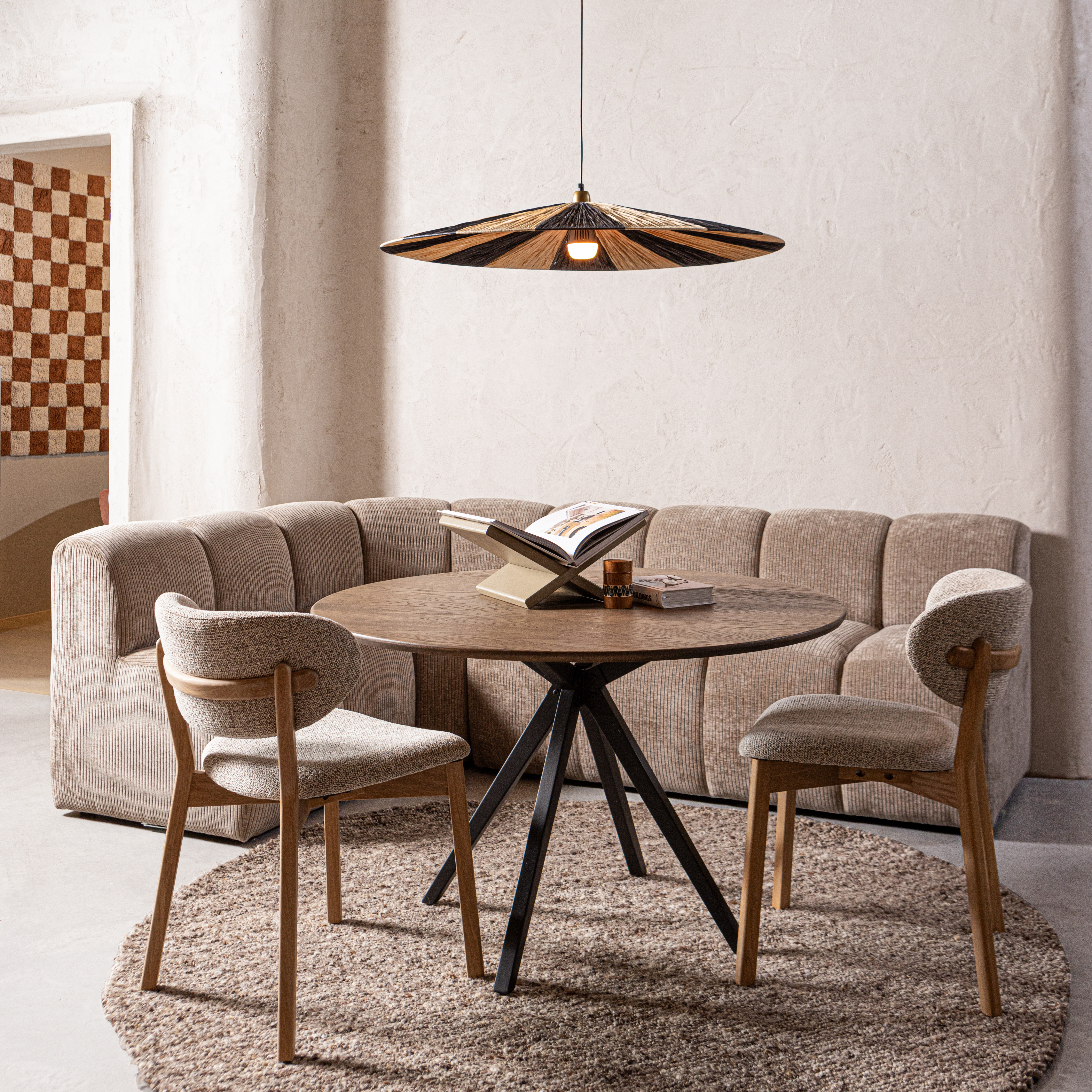 377519-D-377533-D-377462-D-377366-Z-375102-Z-TB-RO-DL22-1190-CB-375050-B-377489-N-01_SF_WE_Mojo_eetbankje_Loic_hanglmap_Holland_kruispoot_Tafelblad_rond_Efia_vloerkleed_Udar.jpg?auto=webp&format=png&width=1500&height=1500