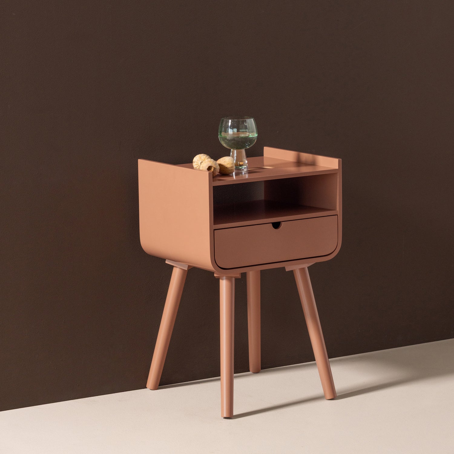 374156-R_01_SF_Nils_nachtkastje_bijzettfel_hout_oudroze_vierkant.jpg?auto=webp&format=png&width=1500&height=1500