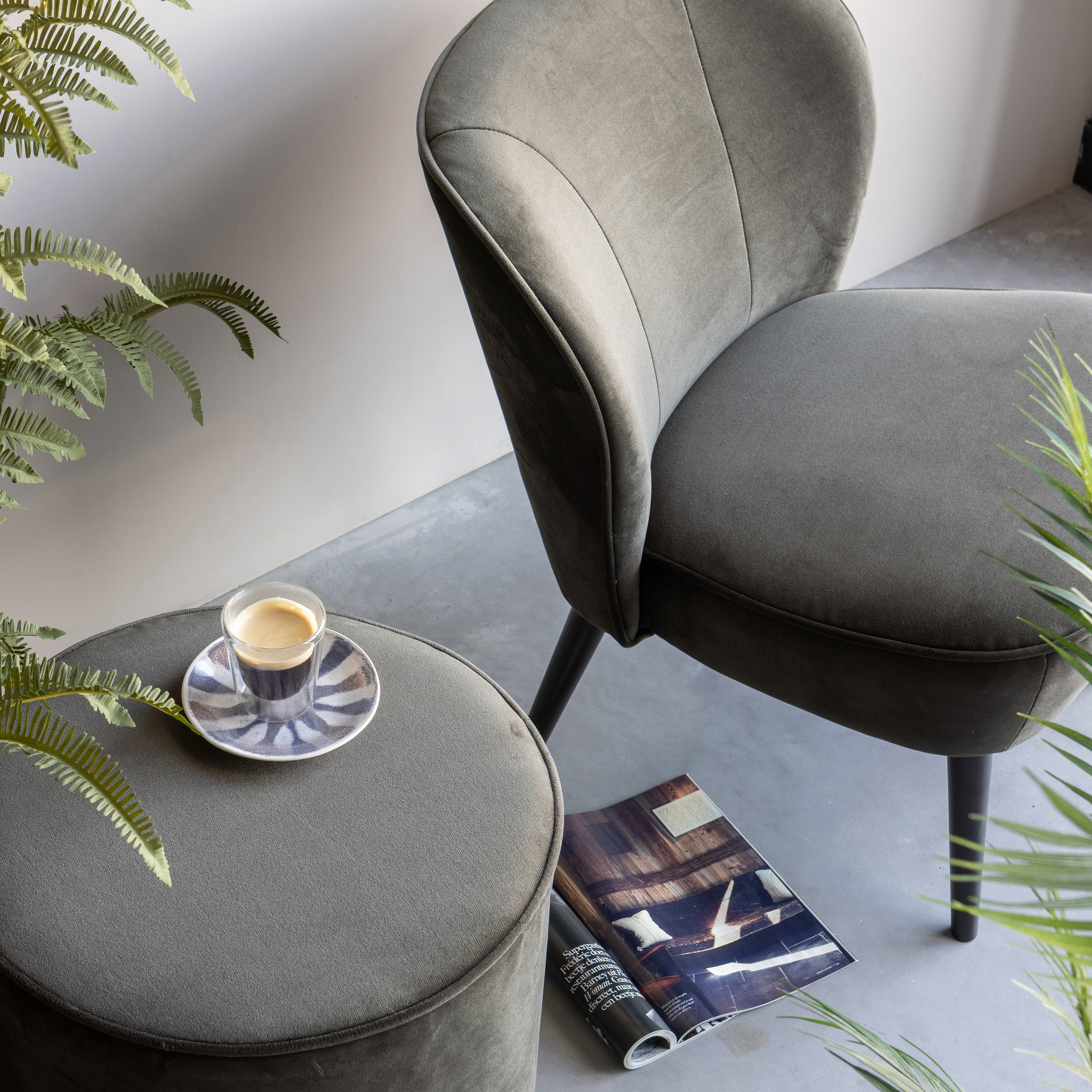 350409-156-375690-156-01_SF_FA_Sara_poef_hoog_fauteuil_fluweel_warm_groen_VIERKANT.jpg?auto=webp&format=png&width=1500&height=1500