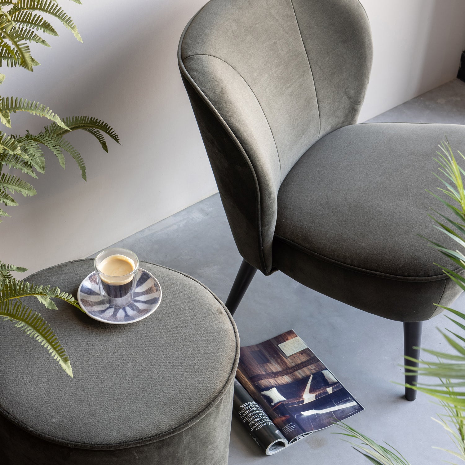 350409-156-375690-156-01_SF_FA_Sara_poef_hoog_fauteuil_fluweel_warm_groen_VIERKANT.jpg?auto=webp&format=png&width=1500&height=1500