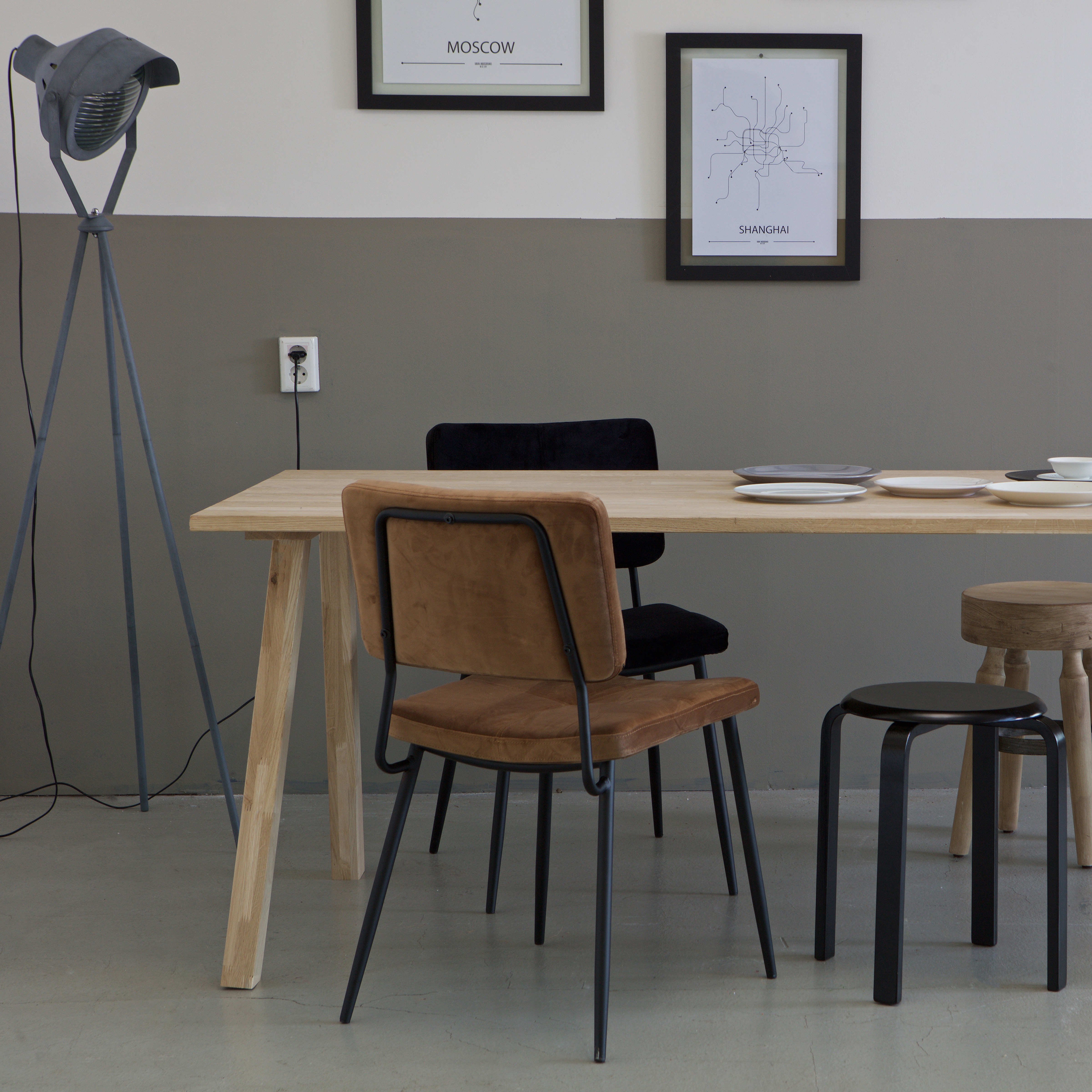 375272-E-375278-E-373775-K-373775-Z-373638-N-373729-Z-373725-BET-01_SF_FA_Tablo_tafelblad_200cm_Eiken_A-Poot_Kaat_eetkamerstoel_Mack_kruk_Diede_kruk_Lester_vloerlamp_VIERKANT.jpg?auto=webp&format=png&width=1500&height=1500