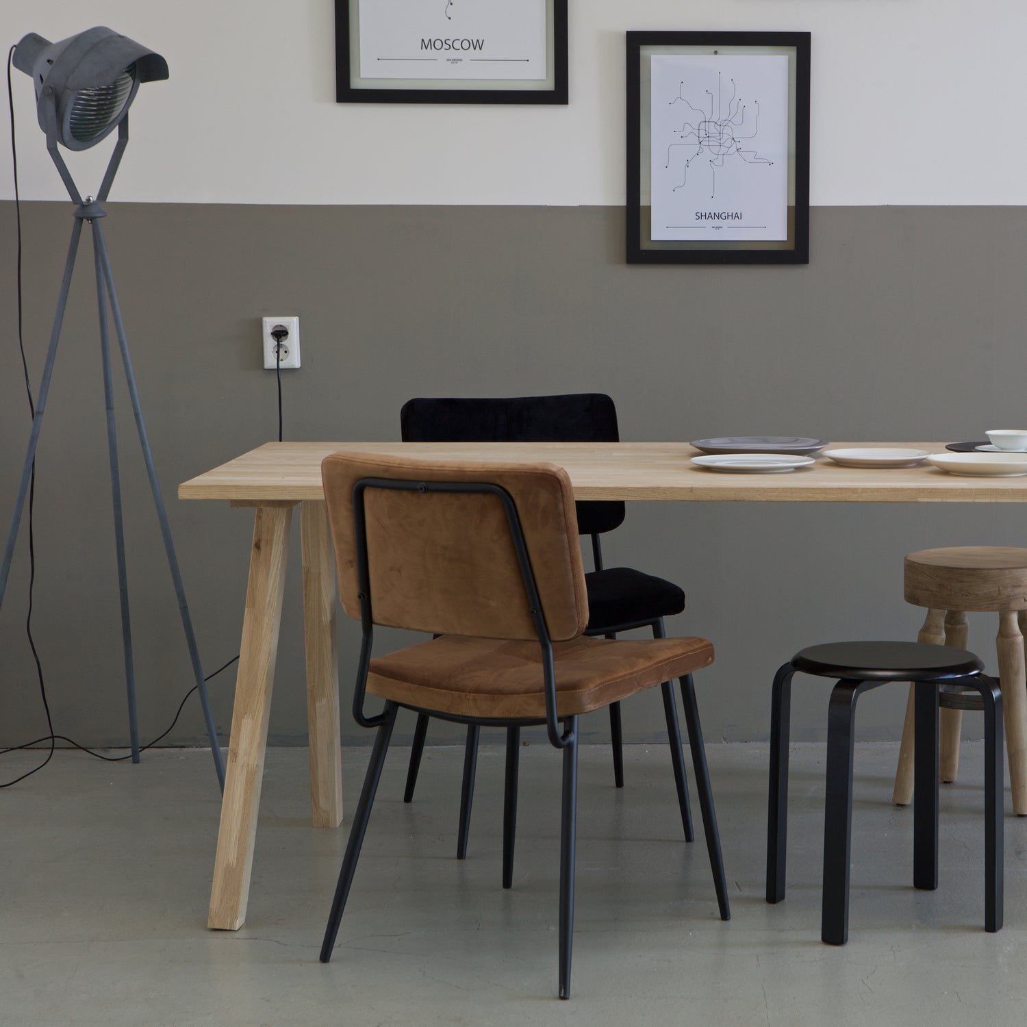 375272-E-375278-E-373775-K-373775-Z-373638-N-373729-Z-373725-BET-01_SF_FA_Tablo_tafelblad_200cm_Eiken_A-Poot_Kaat_eetkamerstoel_Mack_kruk_Diede_kruk_Lester_vloerlamp_VIERKANT.jpg?auto=webp&format=png&width=1500&height=1500