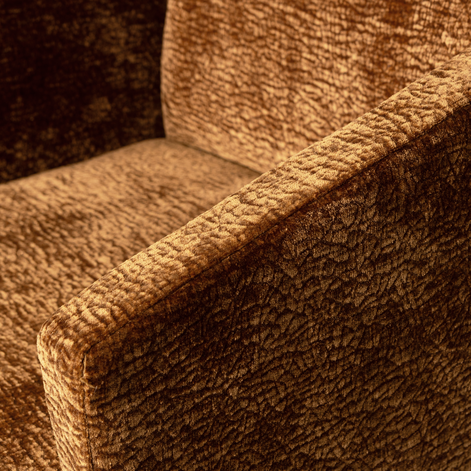 801139-M-02_VS_WE_Mount_eetkamerstoel_met_armleuning_3D_chenille_midden_bruin_detail.png?auto=webp&format=png&width=1500&height=1500