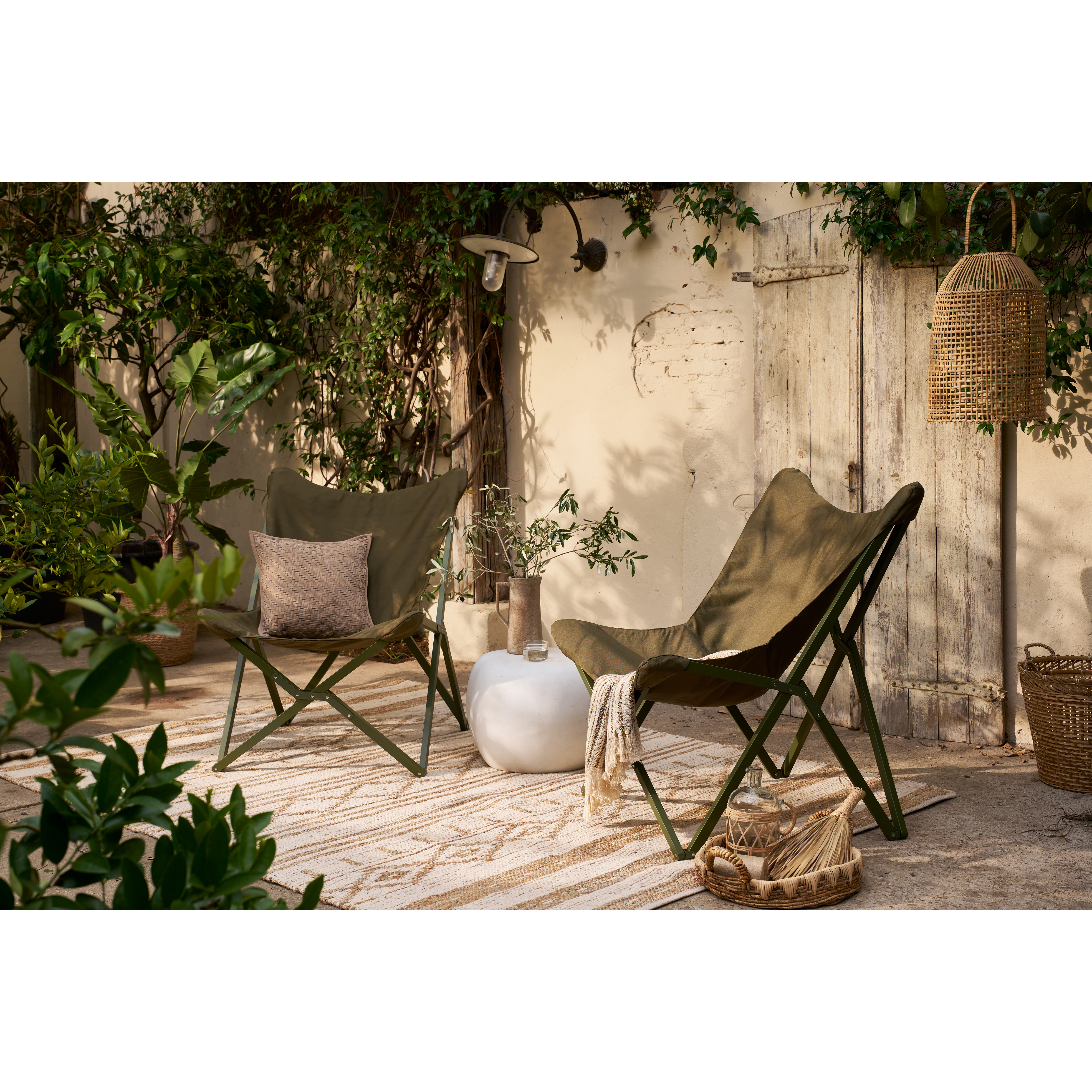 400464-G-375154-W-02_SF_VT_Lazy_afternoon_buitenstoel_Pebble_bijzettafel.jpg?auto=webp&format=png&width=1500&height=1500