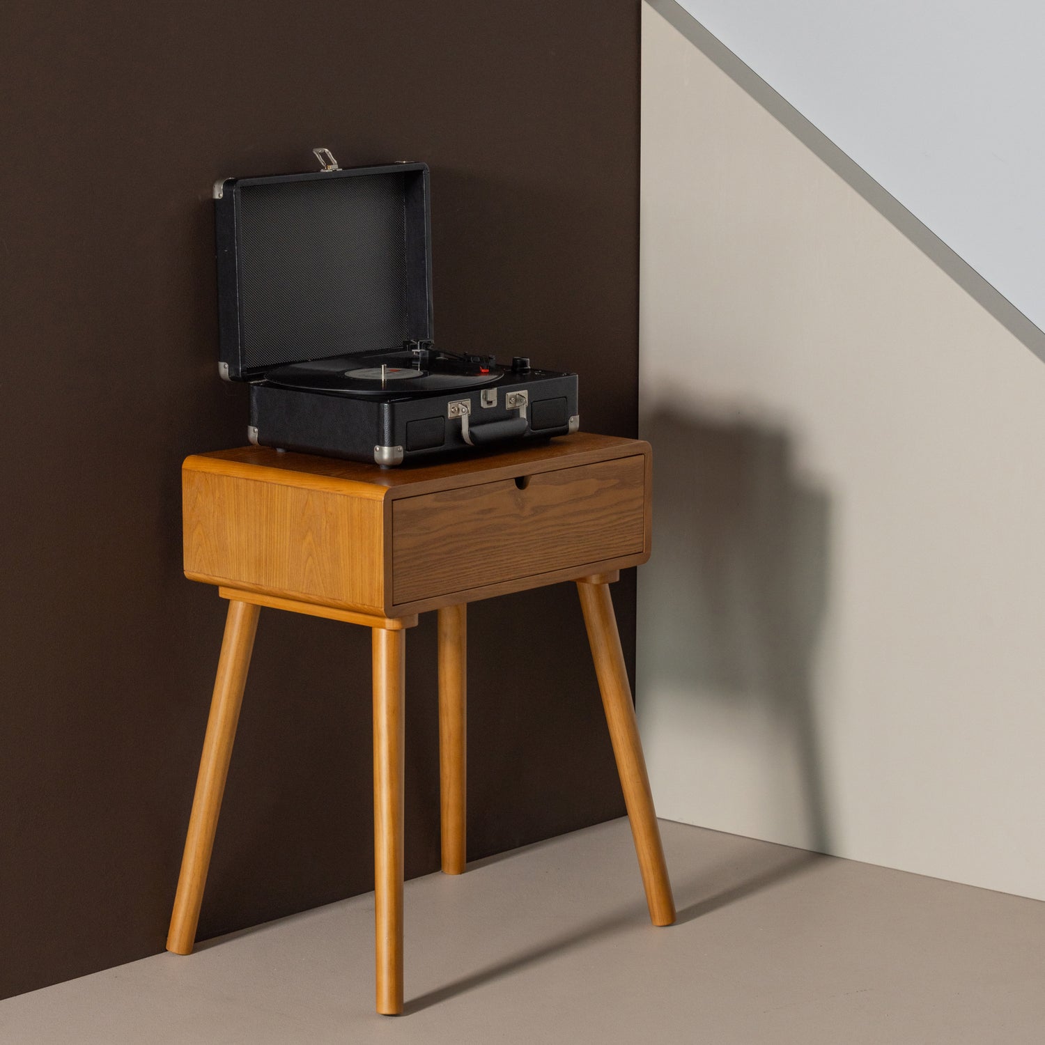 377865-B_01_SF_Nelo_nachtkastje_bijzettafel_hout_bruin_vierkant.jpg?auto=webp&format=png&width=1500&height=1500