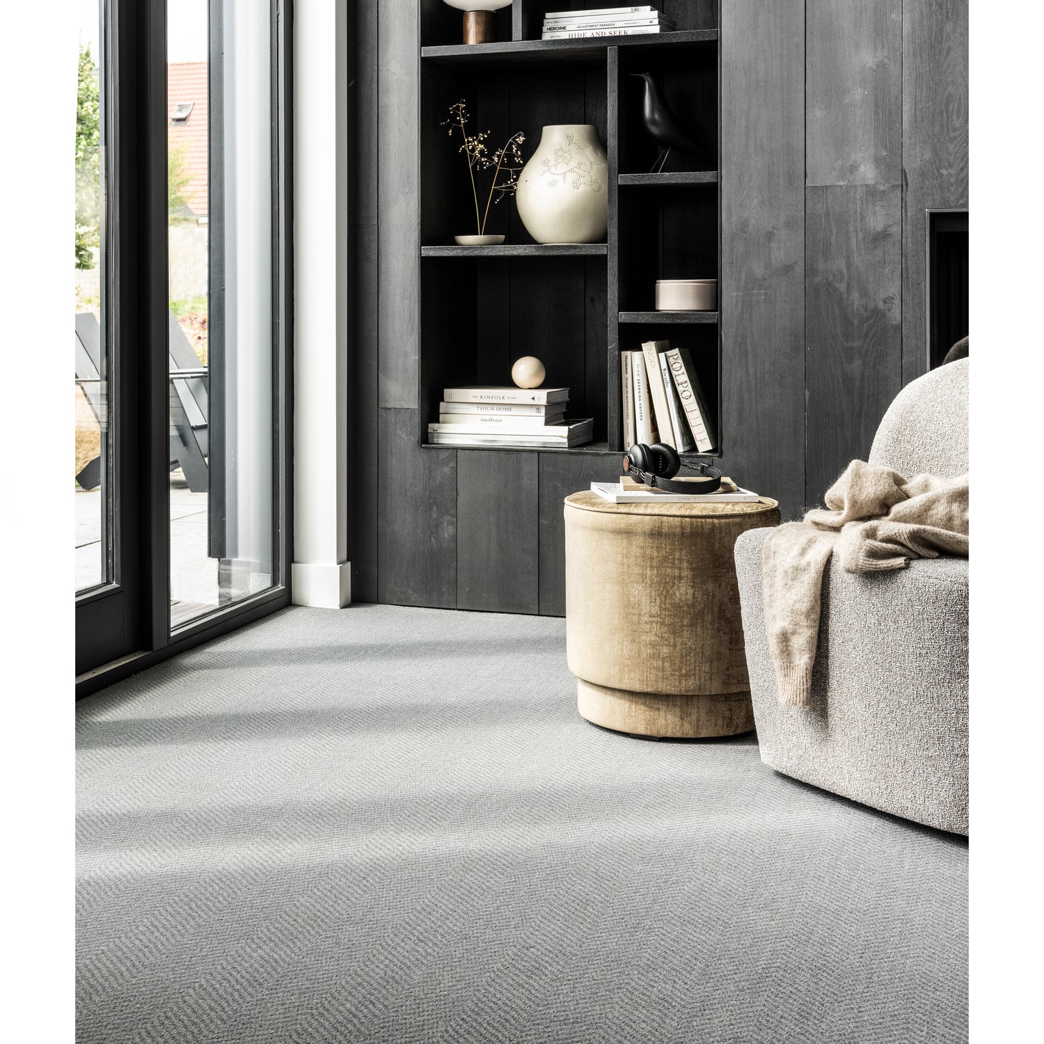 375131-C-375153-N-02_SF_VT_Pearl_poef_fluweel_champagne_Lofty_fauteuil_naturel_gemeleerd.jpg?auto=webp&format=png&width=1500&height=1500