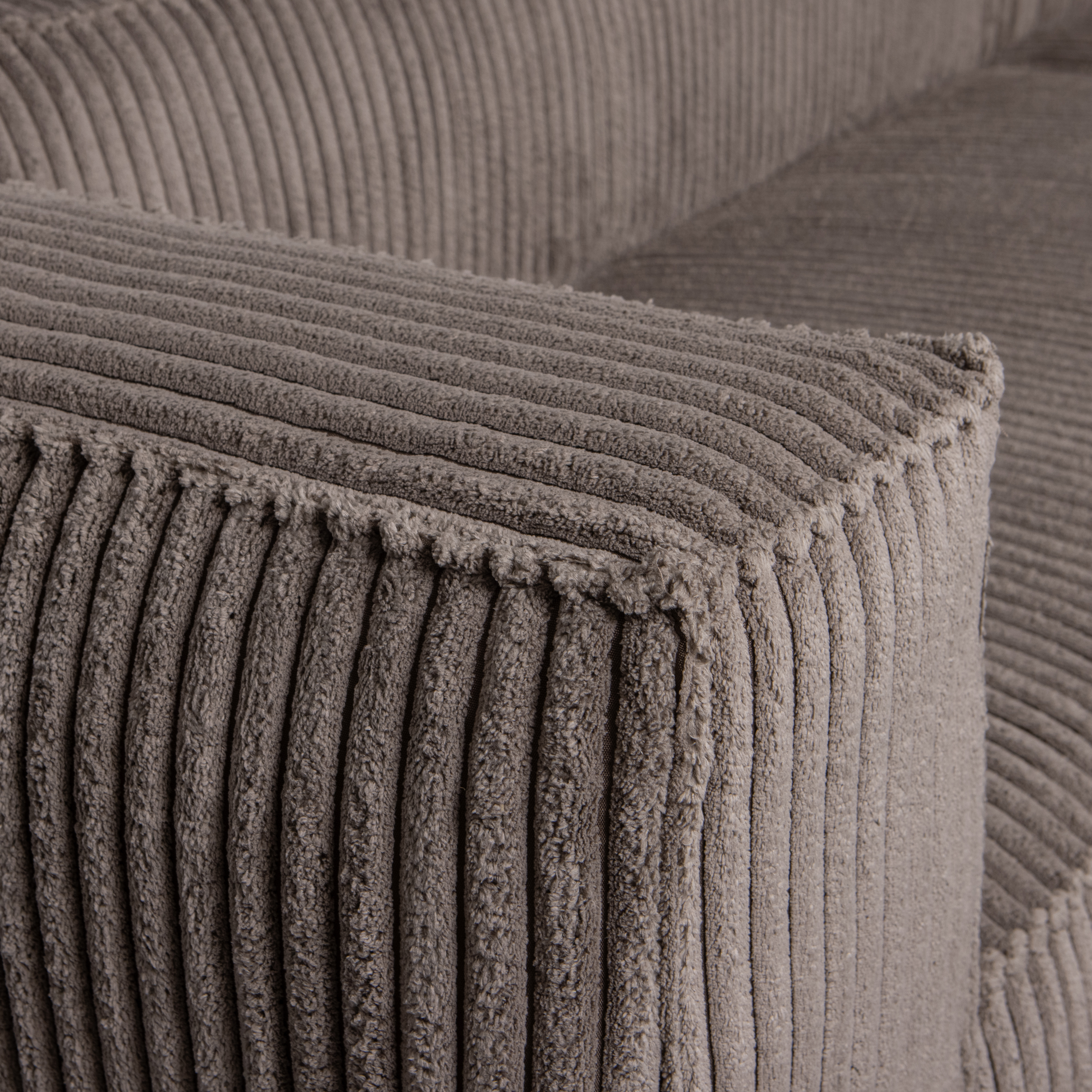 373721-RM-375694-RM-01_VS_WE_Bean_hoekbank_rechts_grove_ribstof_mud_detail.jpg?auto=webp&format=png&width=1500&height=1500