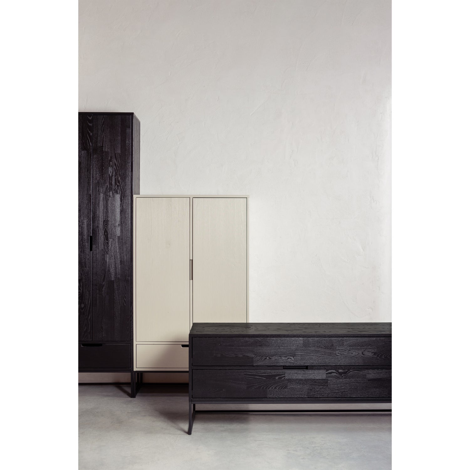 373384-BN-373749-D-373651-BN-02_SF_FA_Silas_hoge_kast_essen_blacknight_Silas_2drs_grenen_dust_Silas_TV_meubel_PS.jpg?auto=webp&format=png&width=1500&height=1500