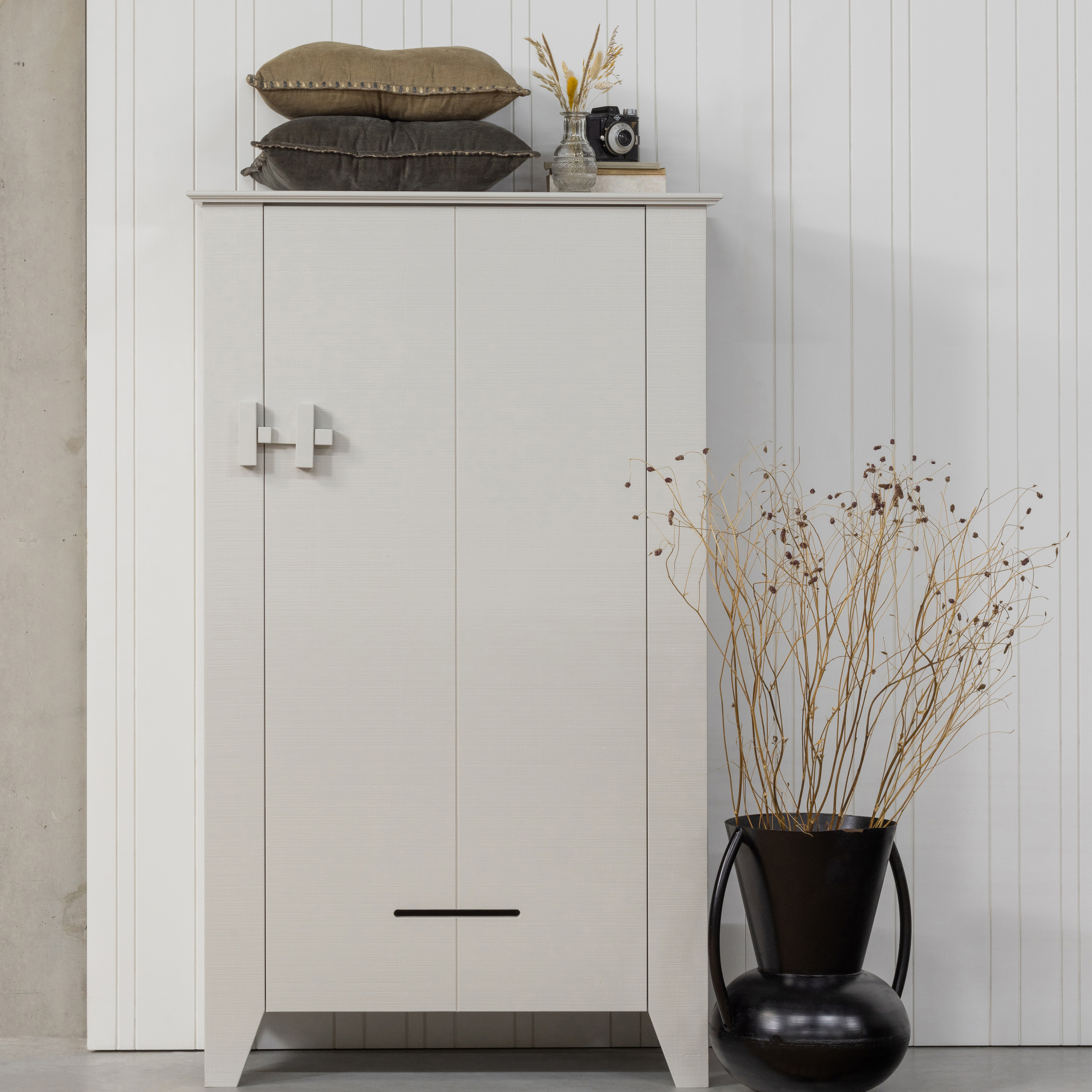 361214-M-377322-Z-02_SF_FA_Gijs_boerenkast_mist_Achiel_vloerkleed_Siep_vaas_VIERKANT.jpg?auto=webp&format=png&width=1500&height=1500