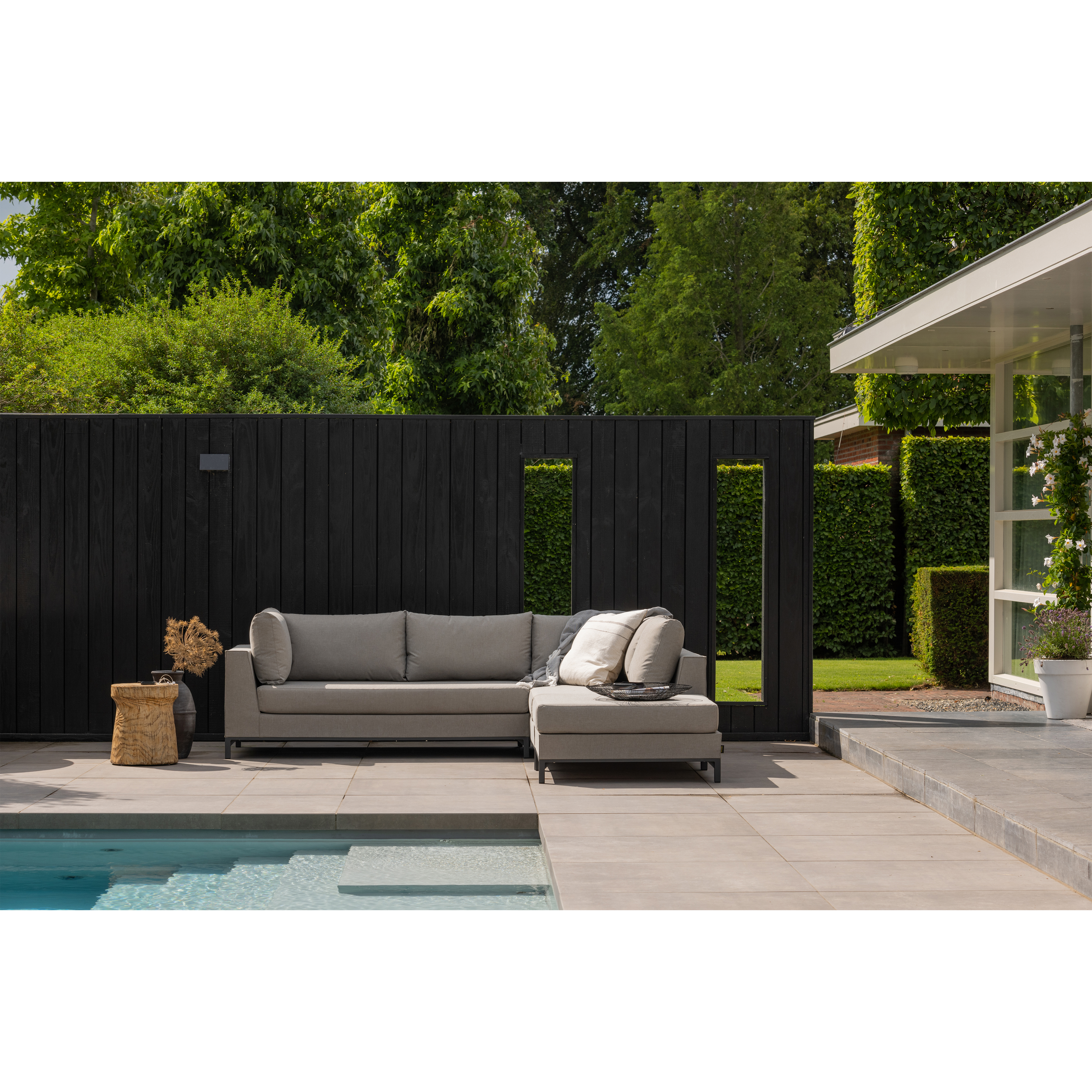 CH5800RTA-500024-C-801345-Z-02_SF_EXT_Sicilie_loungeset_rechts_taupe_Cache_bijzettafel_Panoply.jpg?auto=webp&format=png&width=1500&height=1500