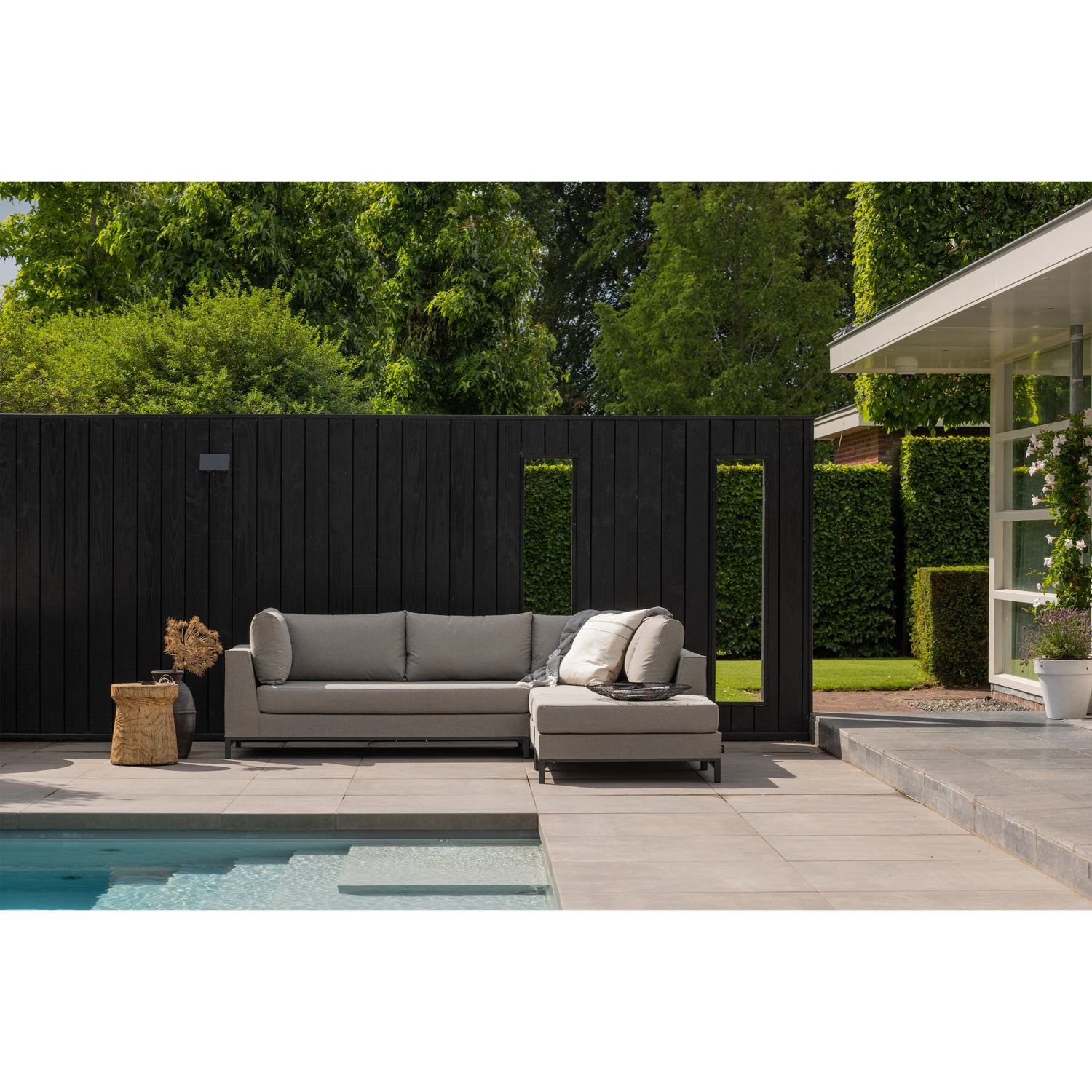 CH5800RTA-500024-C-801345-Z-02_SF_EXT_Sicilie_loungeset_rechts_taupe_Cache_bijzettafel_Panoply.jpg?auto=webp&format=png&width=1500&height=1500