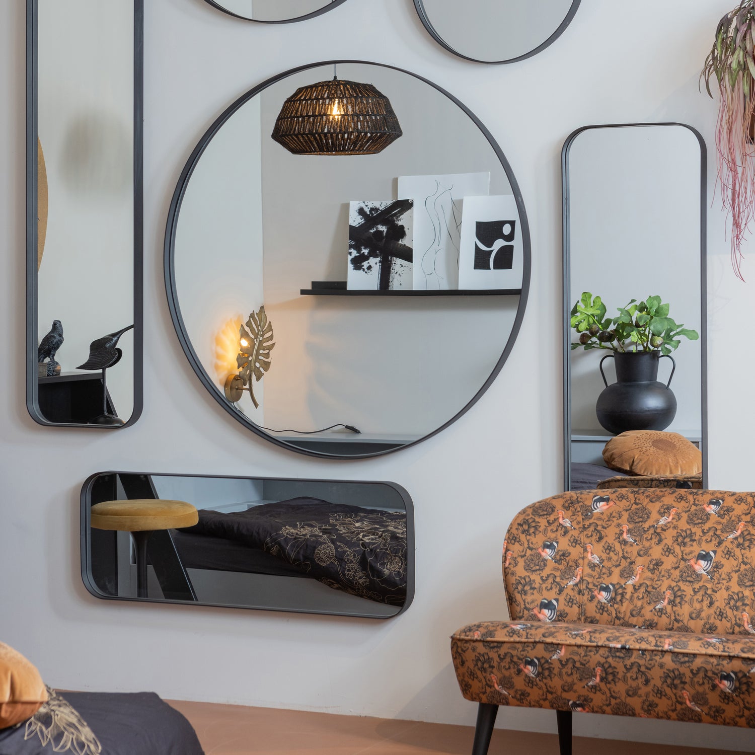 373907-Z-373906-Z-373357-Z-373909-Z-373908-Z-340443-F-01_SF_FA_Doutzen_spiegel_metaal_zwart_Sara_bankje_fluweel_fenix_VIERKANT.jpg?auto=webp&format=png&width=1500&height=1500