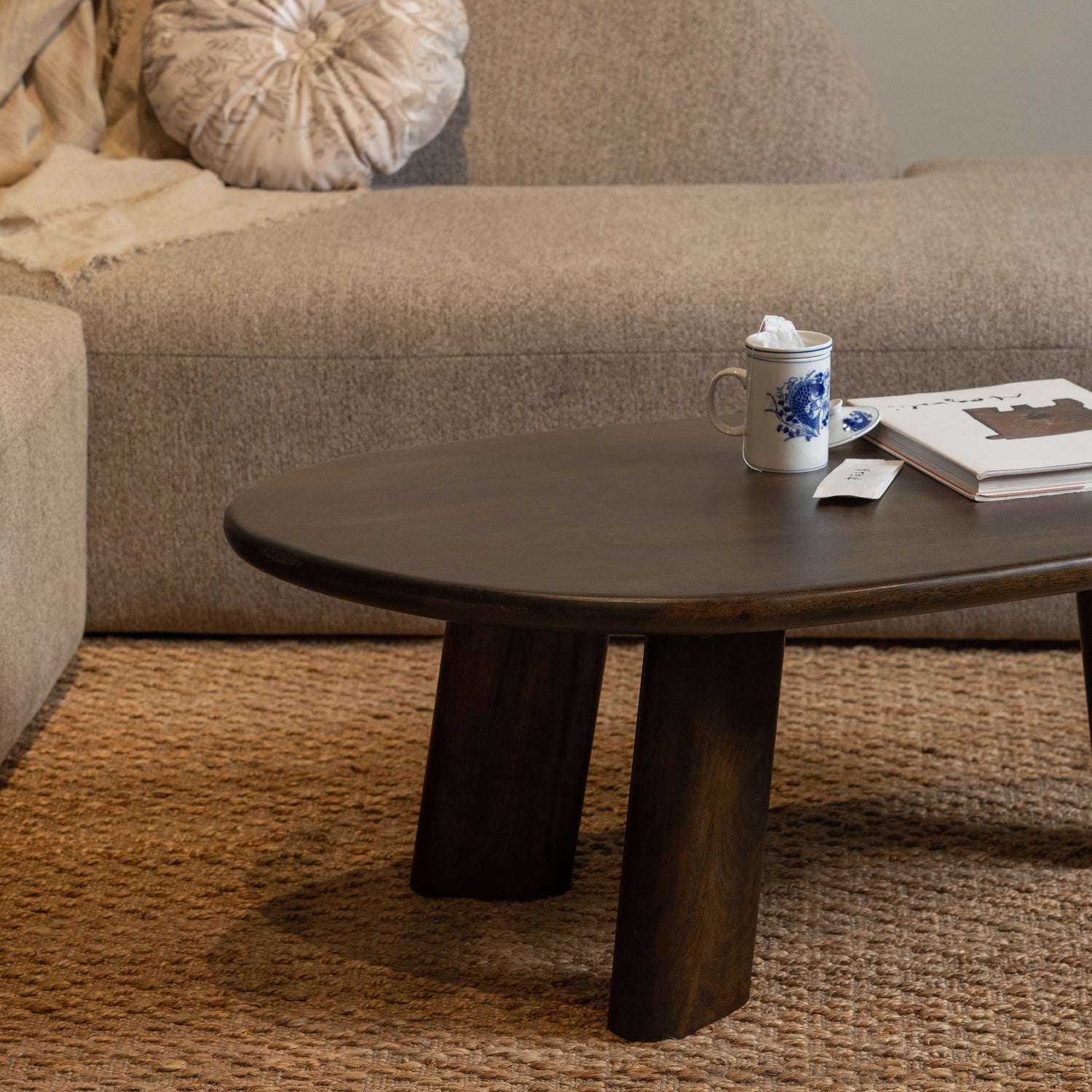 801302-W_200312-Y-01_SF_BP_Roundly_salontafel_mango_hout_walnoot_Rug_vloerkleed_naturel_yucca_VIERKANT.jpg?auto=webp&format=png&width=1500&height=1500