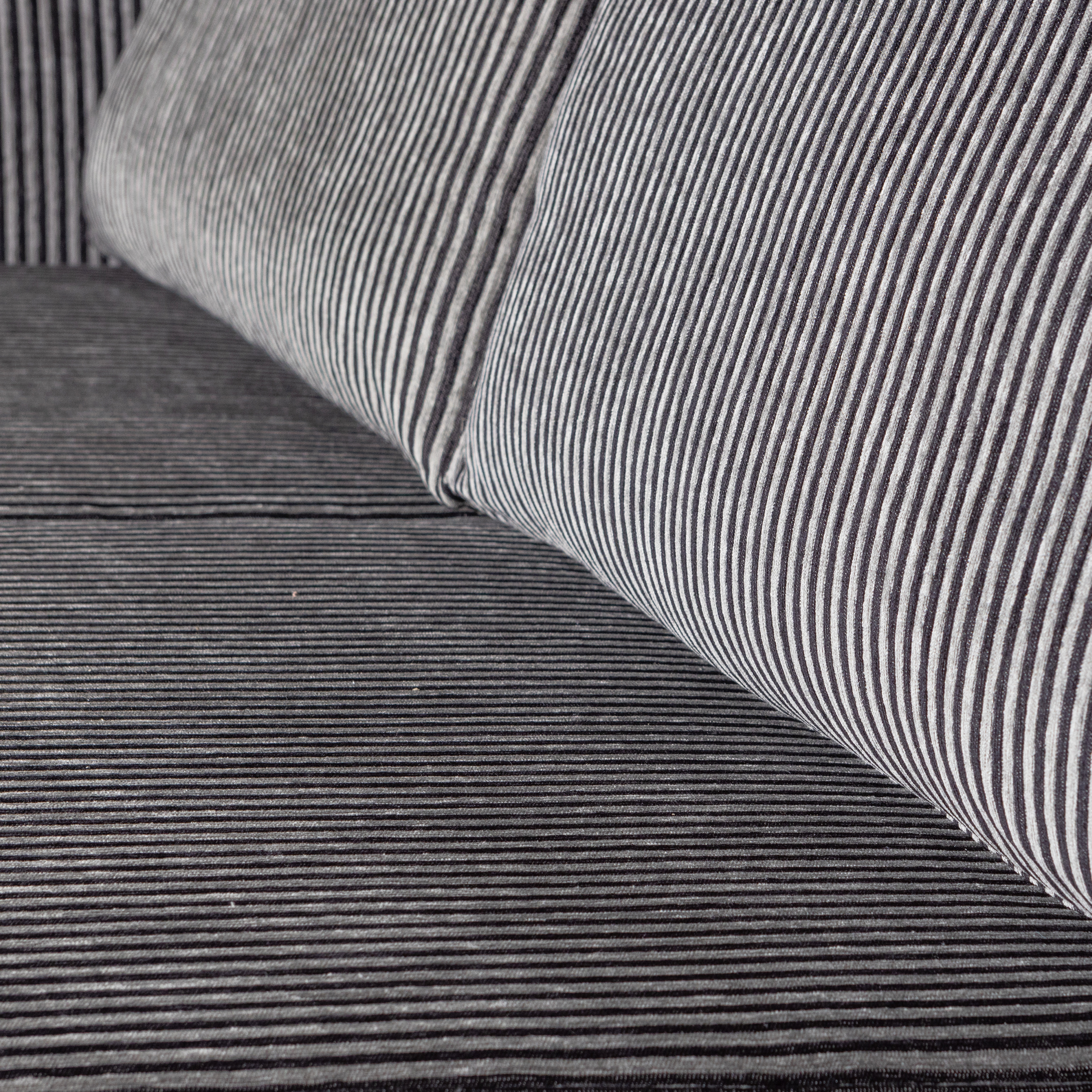 800542-ZG-01_VS_BP_Rodeo_bank_2_5-zits_streep_zwart_grijs_detail.png?auto=webp&format=png&width=1500&height=1500