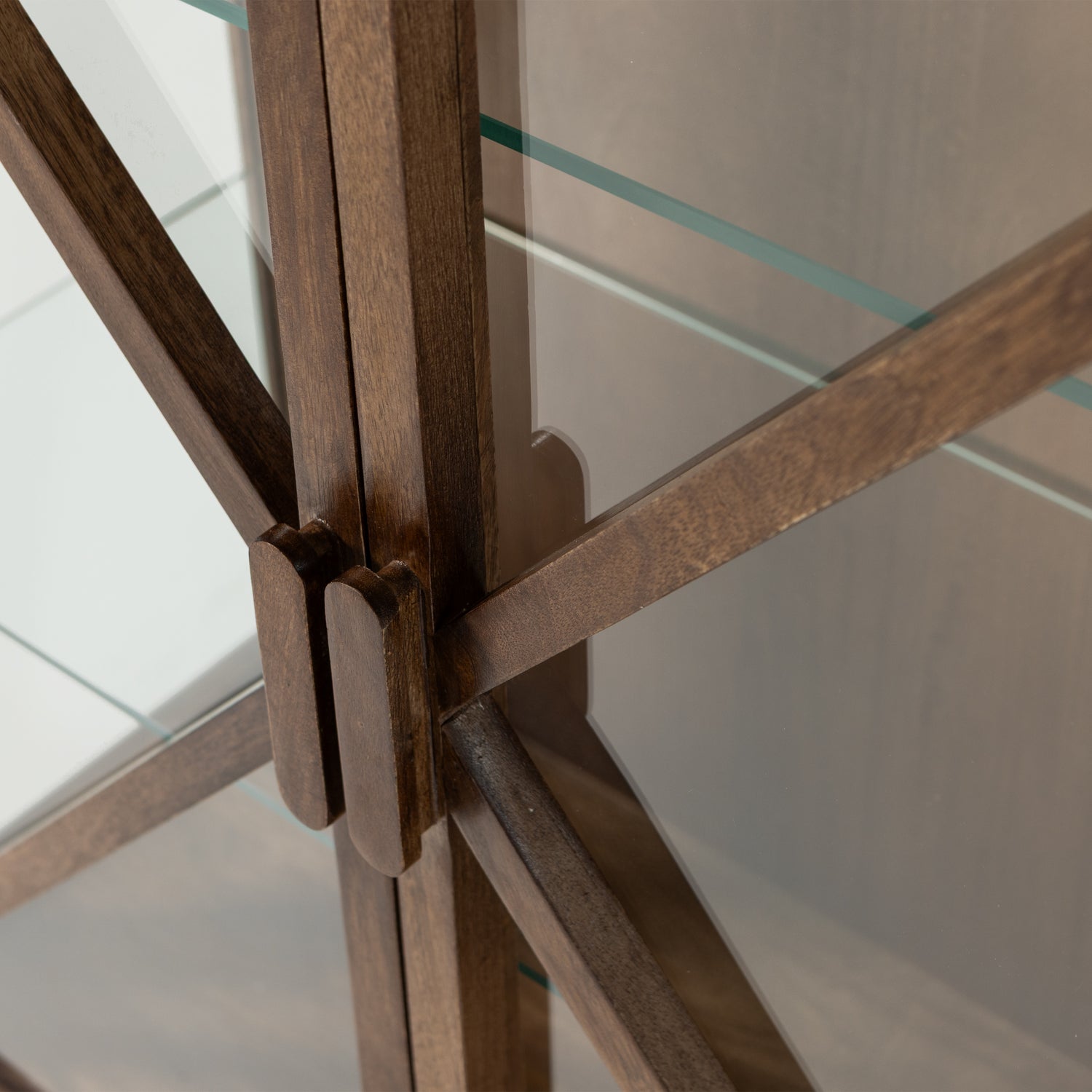 377621-B-01_VS_WP_kella_2-drs_kast_mango_hout_bruin_detail.png?auto=webp&format=png&width=1500&height=1500