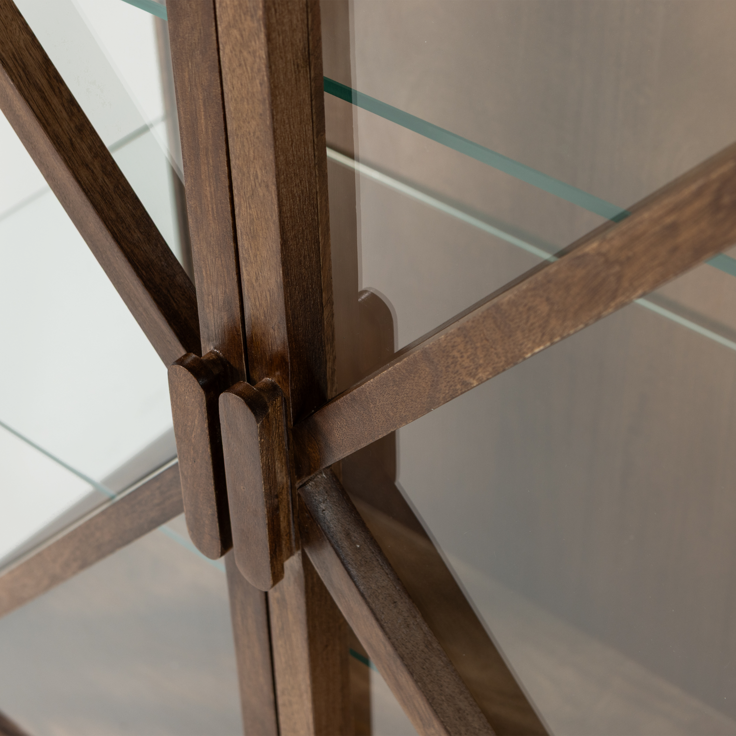 377621-B-01_VS_WP_kella_2-drs_kast_mango_hout_bruin_detail.png?auto=webp&format=png&width=1500&height=1500