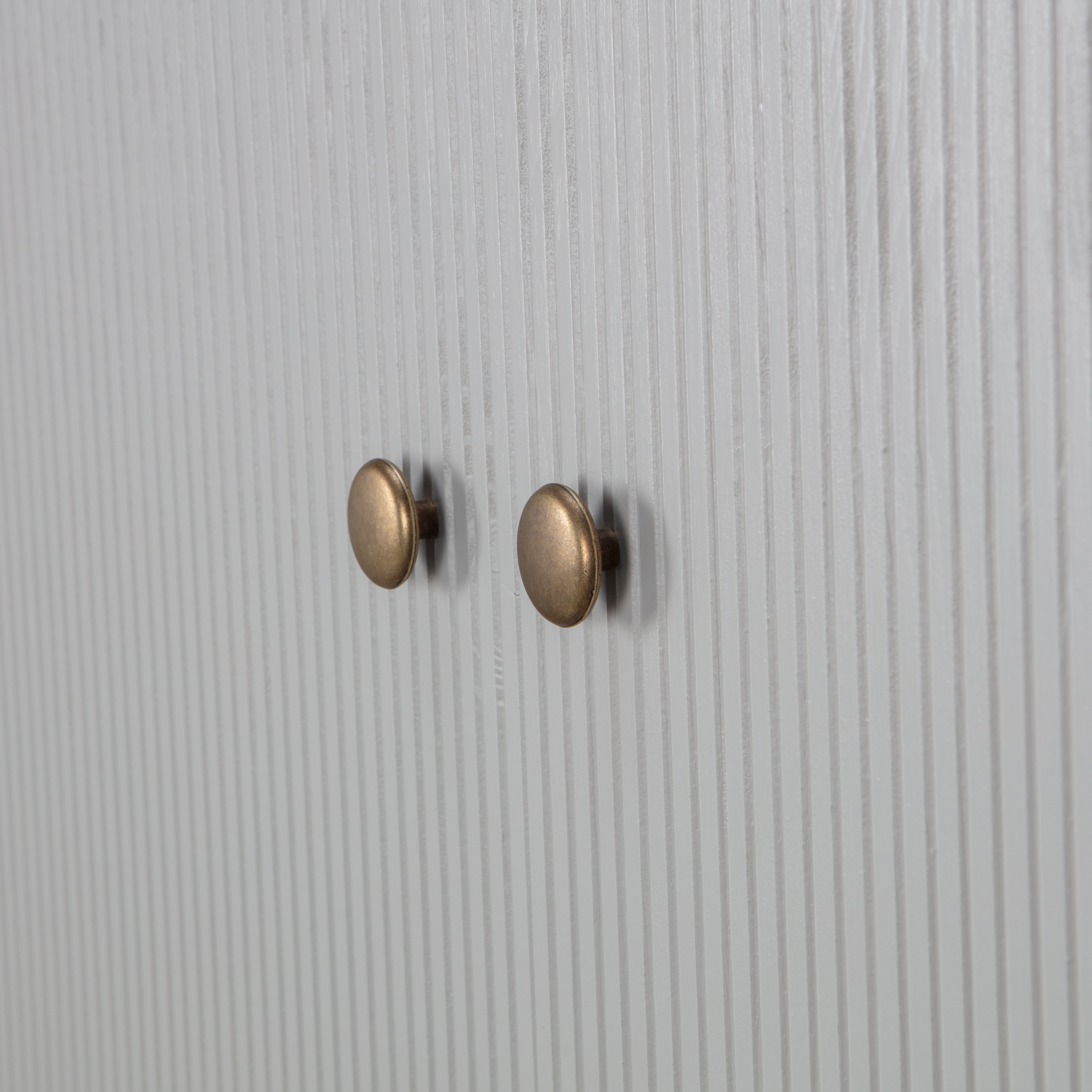 373425-W-01_VS_FA_Madu_garderobekast_grenen_wolkengrijs_detail.jpg?auto=webp&format=png&width=1500&height=1500