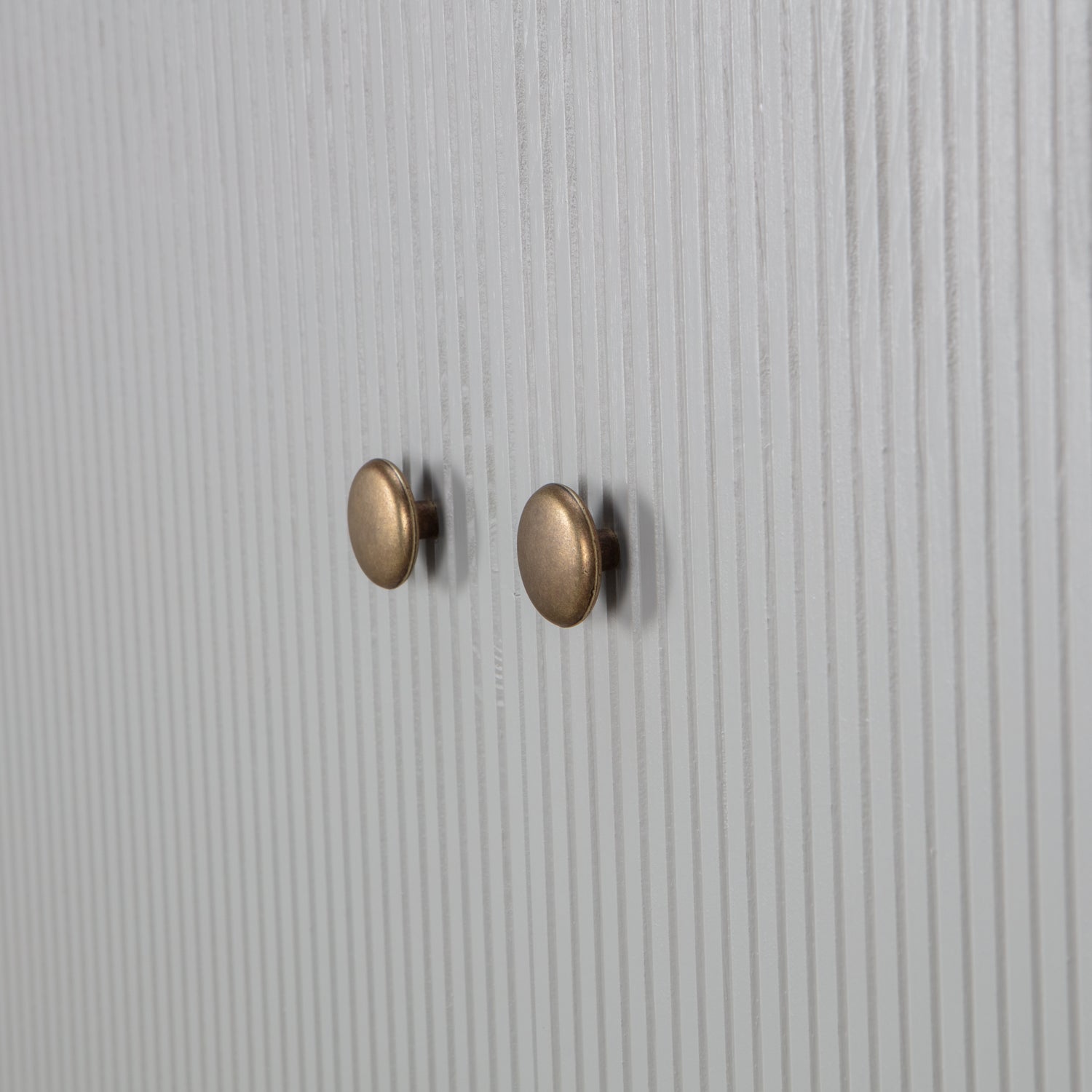 373425-W-01_VS_FA_Madu_garderobekast_grenen_wolkengrijs_detail.jpg?auto=webp&format=png&width=1500&height=1500