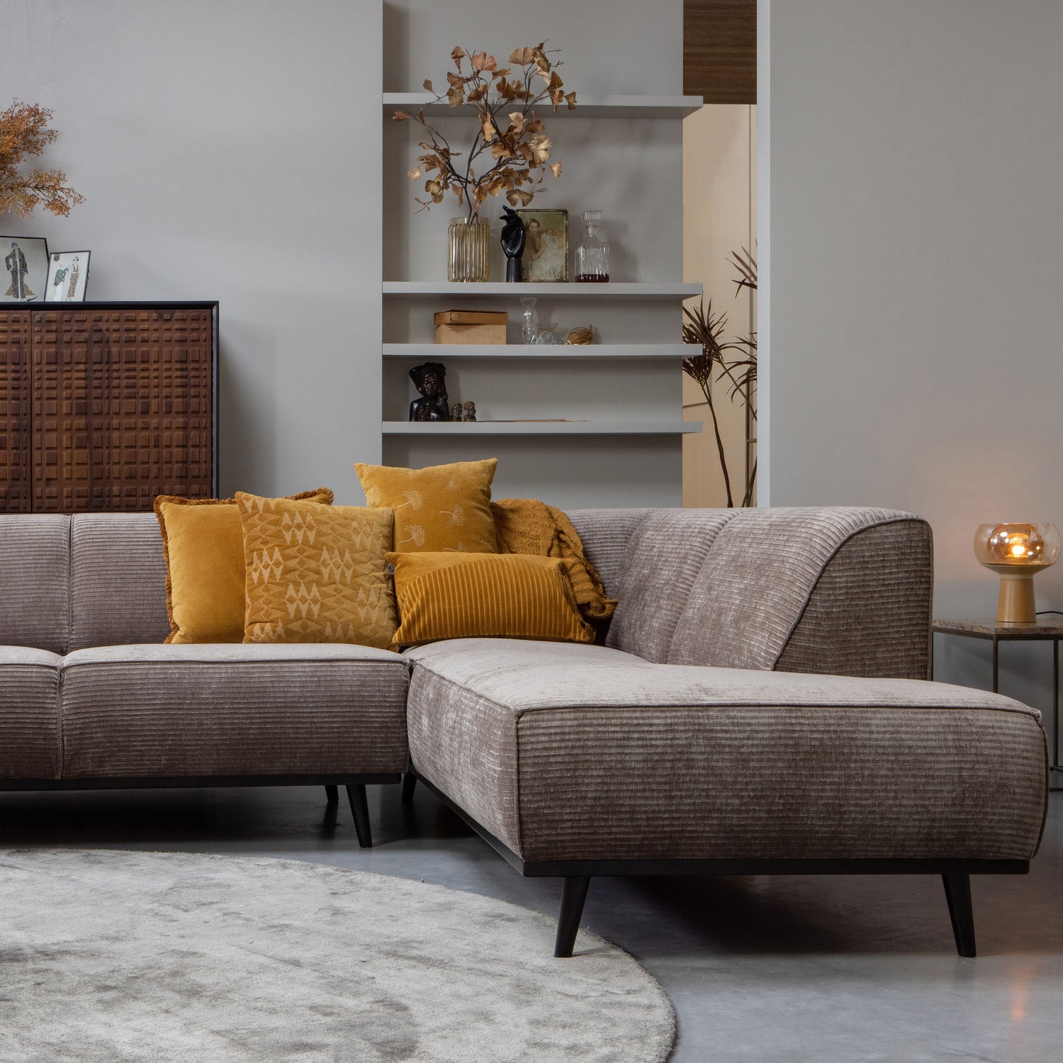 378655-T-800292-W-800009-A-800759-B-800244-S-01_SF_BP_Statement_hoekbank_Nuts_4-deurs_kast_Ravel_vloerkleed_Mellow_bijzettafels_Mushroom_tafellamp_VIERKANT.jpg?auto=webp&format=png&width=1500&height=1500