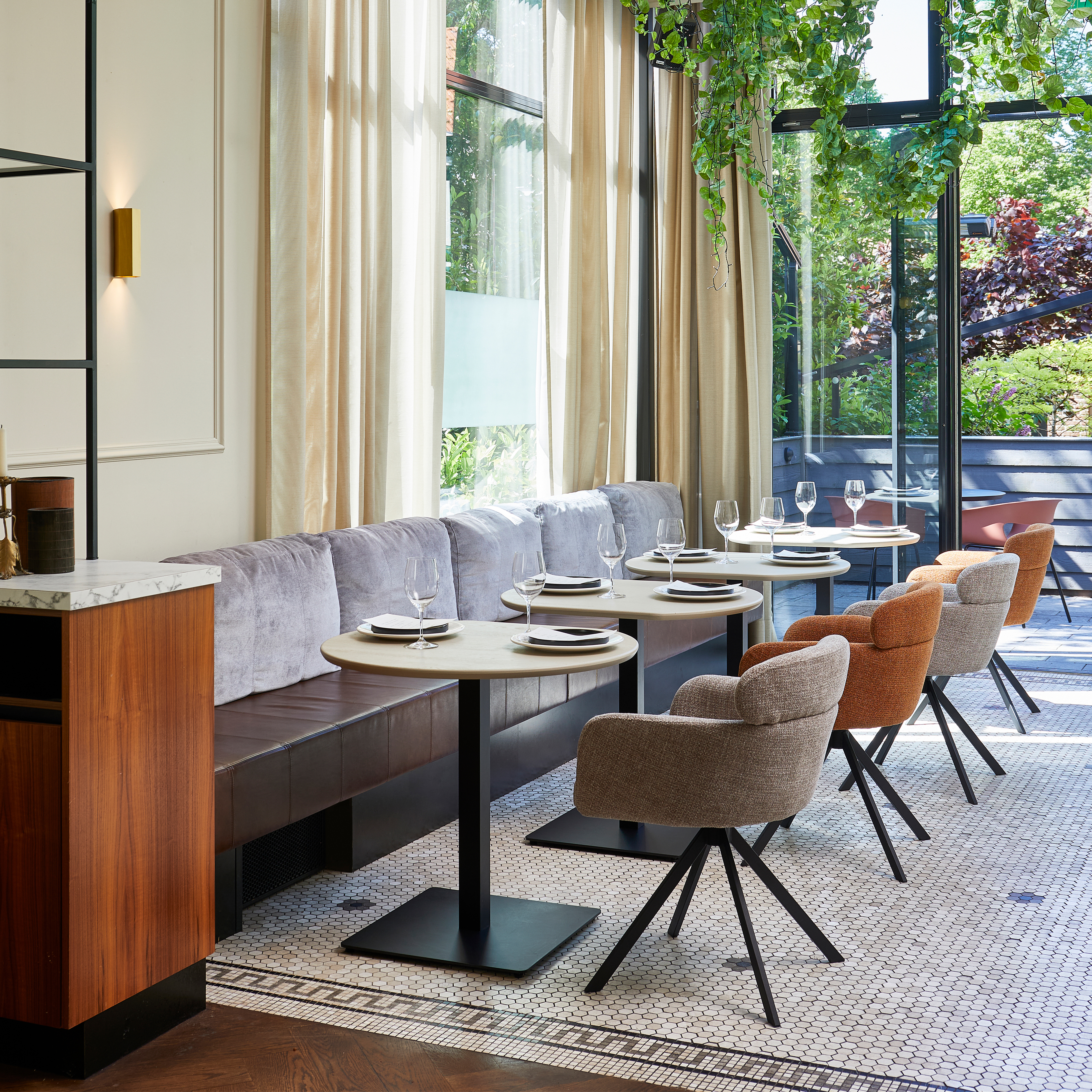 TB-BE-VL24-0790x0670-377345-TB-BT-VL24-0790x0670-374080-G-374080-N-02_SF_FA_Tafelblad_bistro_eind_tussen_vingerlas_80cm_dakargrau_Fenne_VIERKANT.jpg?auto=webp&format=png&width=1500&height=1500