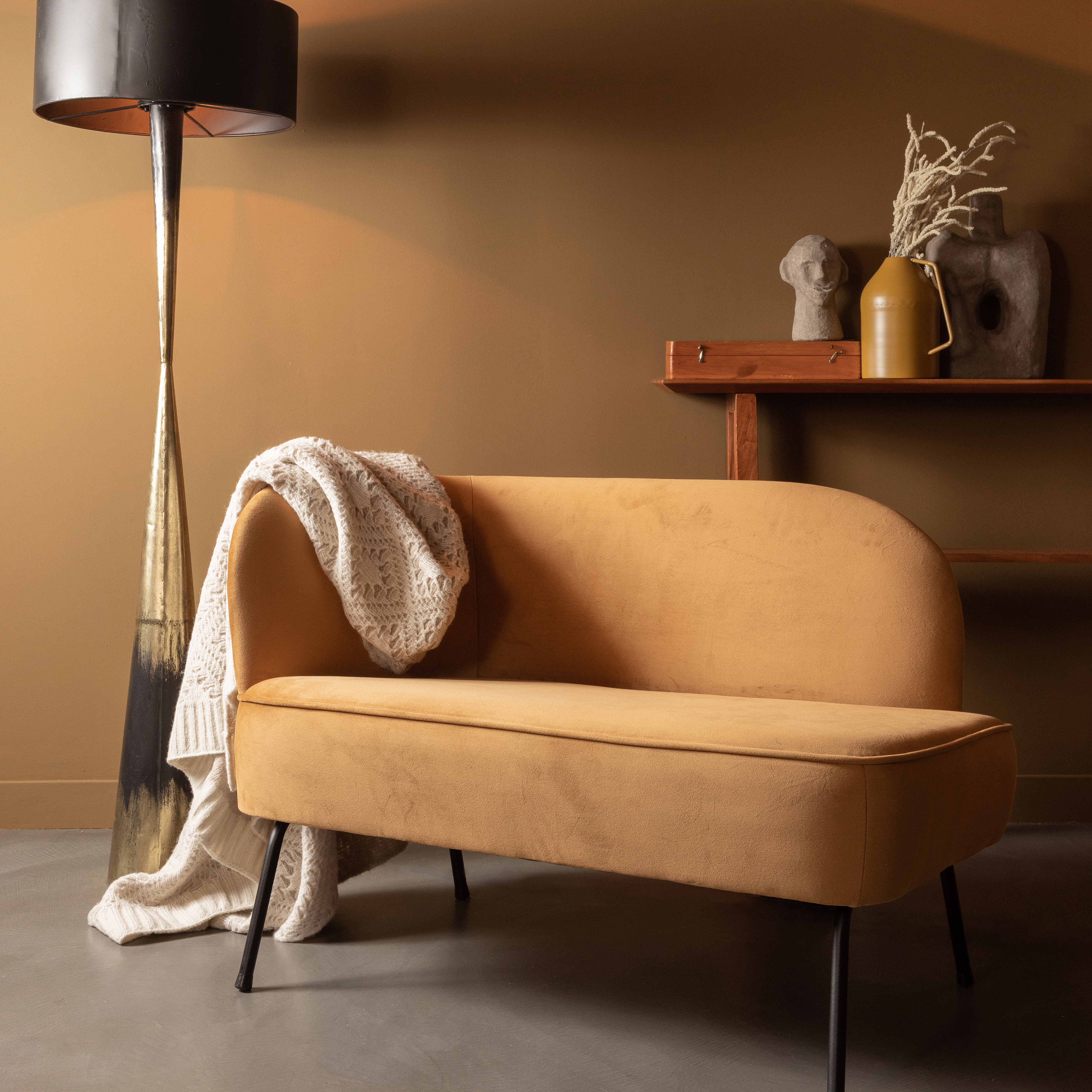 801177-910-800369-B-801166-B-800380-M-800311-Z-01_SF_BP_Vogue_lounge_fauteuil_A-Side_Bouquet_kussen_Two_tone_Blackout_too_VIERKANT.jpg?auto=webp&format=png&width=1500&height=1500