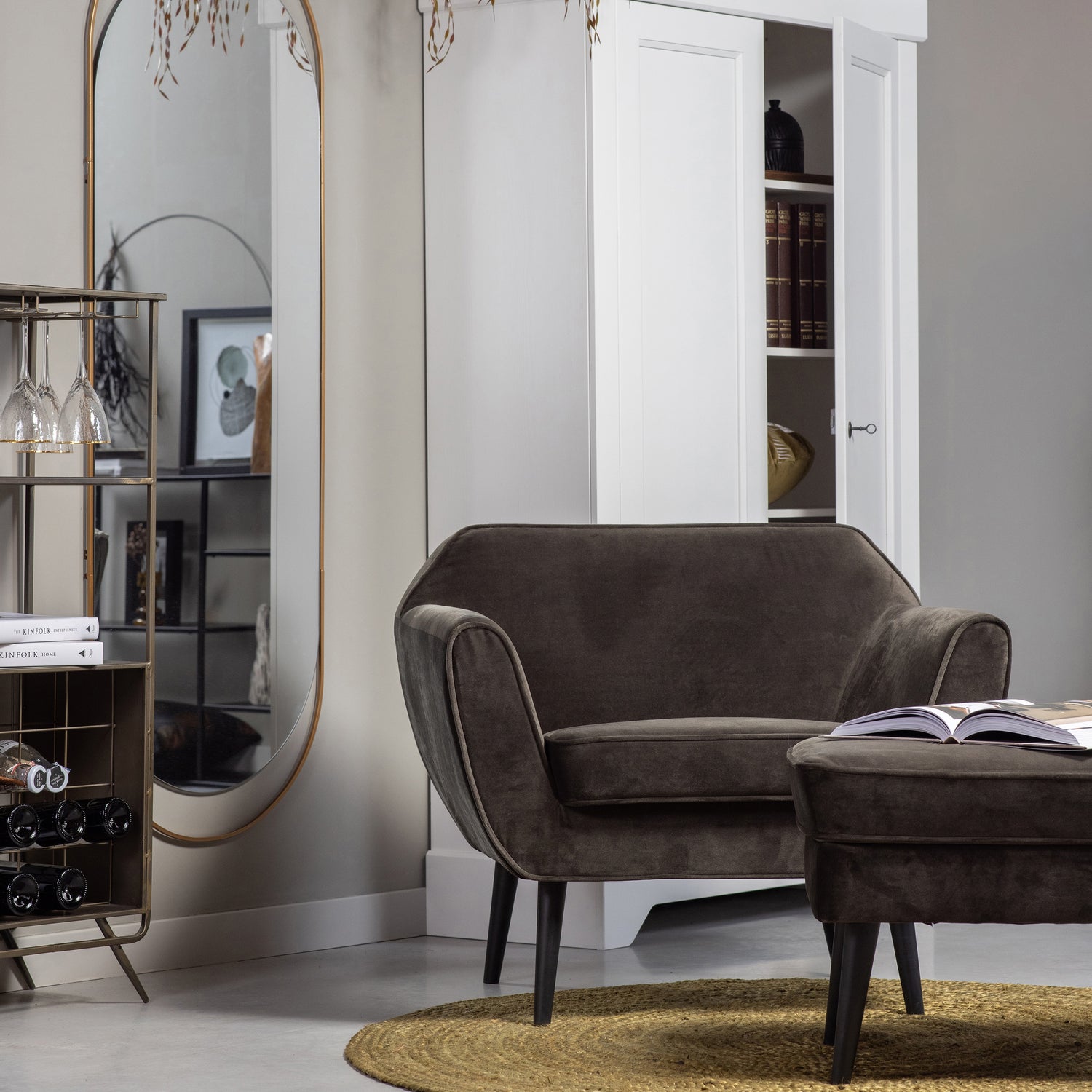 340454-G-340457-G-378562-W-373227-B-373314-G-01_SF_FA_Rocco_fauteuil_hocker_Isabel_brocante_kast_Sanou_passpiegel_Vadim_wijnkast_VIERKANT.jpg?auto=webp&format=png&width=1500&height=1500