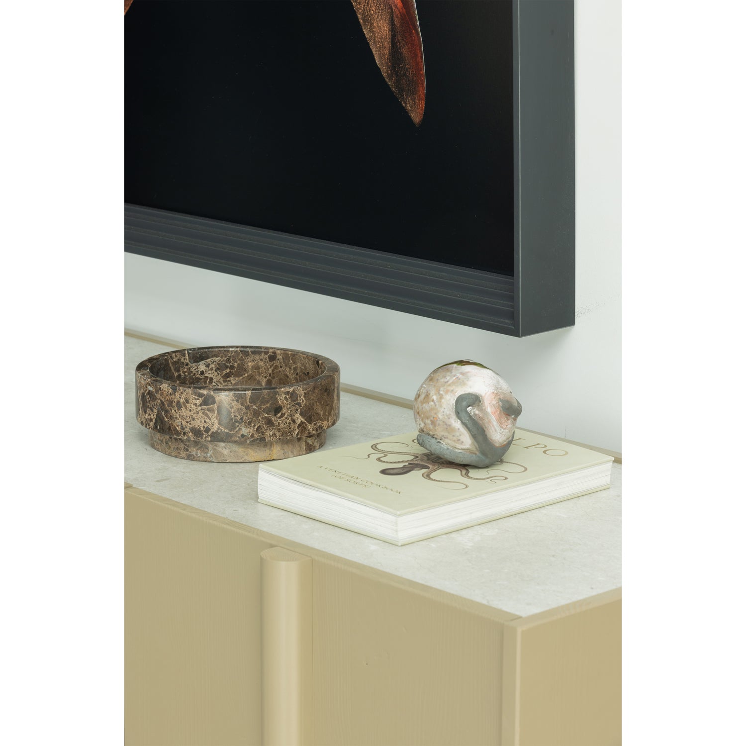 373991-M-373532-B-_373995-D-02_SF_WE_Basu_dressoir_grenen_mud_Nove_schaal_marmer_bruin_Optiepakket_concrete_decor_basu.jpg?auto=webp&format=png&width=1500&height=1500