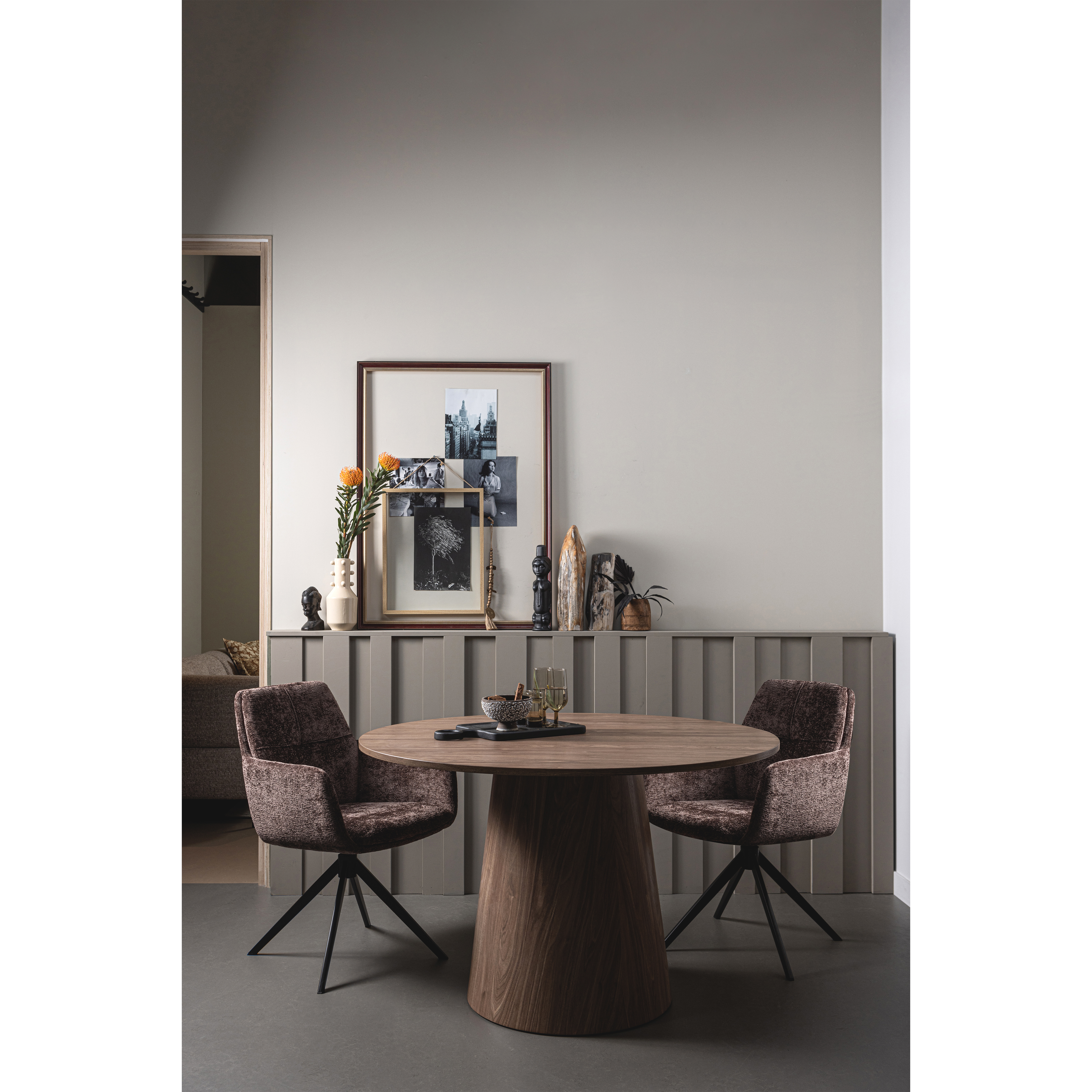 374032-W-377387-C-01_SF_WE_Maan_eettafel_rond_mdf_walnoot_O120cm_Grant_coffee.jpg?auto=webp&format=png&width=1500&height=1500