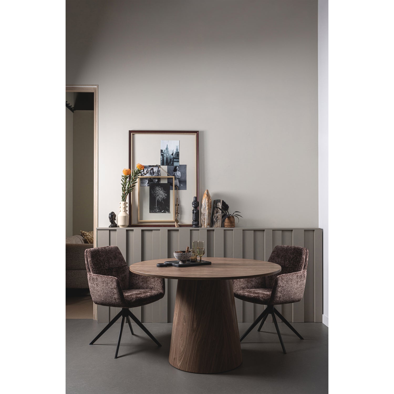 374032-W-377387-C-01_SF_WE_Maan_eettafel_rond_mdf_walnoot_O120cm_Grant_coffee.jpg?auto=webp&format=png&width=1500&height=1500