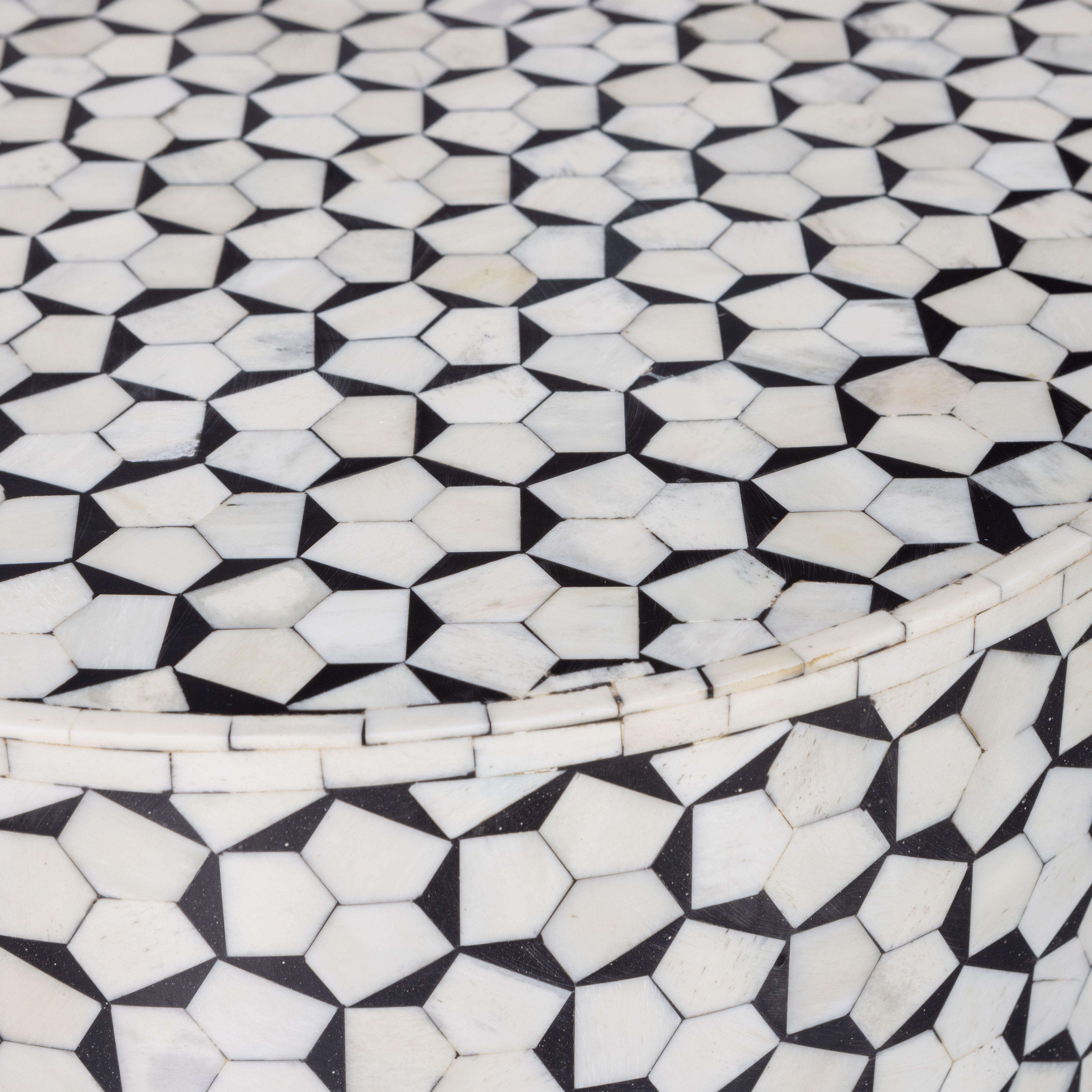 373949-Z-01_VS_WE_Neva_sidetable_bone_inlay_zwart_wit_detail.png?auto=webp&format=png&width=1500&height=1500