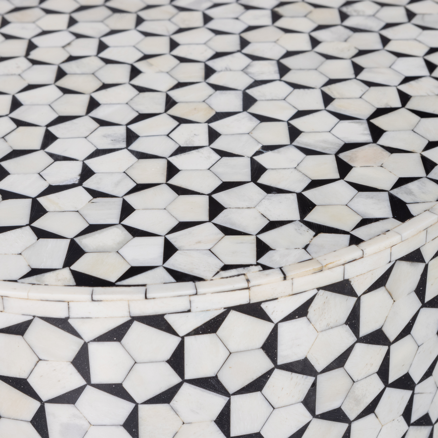 373949-Z-01_VS_WE_Neva_sidetable_bone_inlay_zwart_wit_detail.png?auto=webp&format=png&width=1500&height=1500