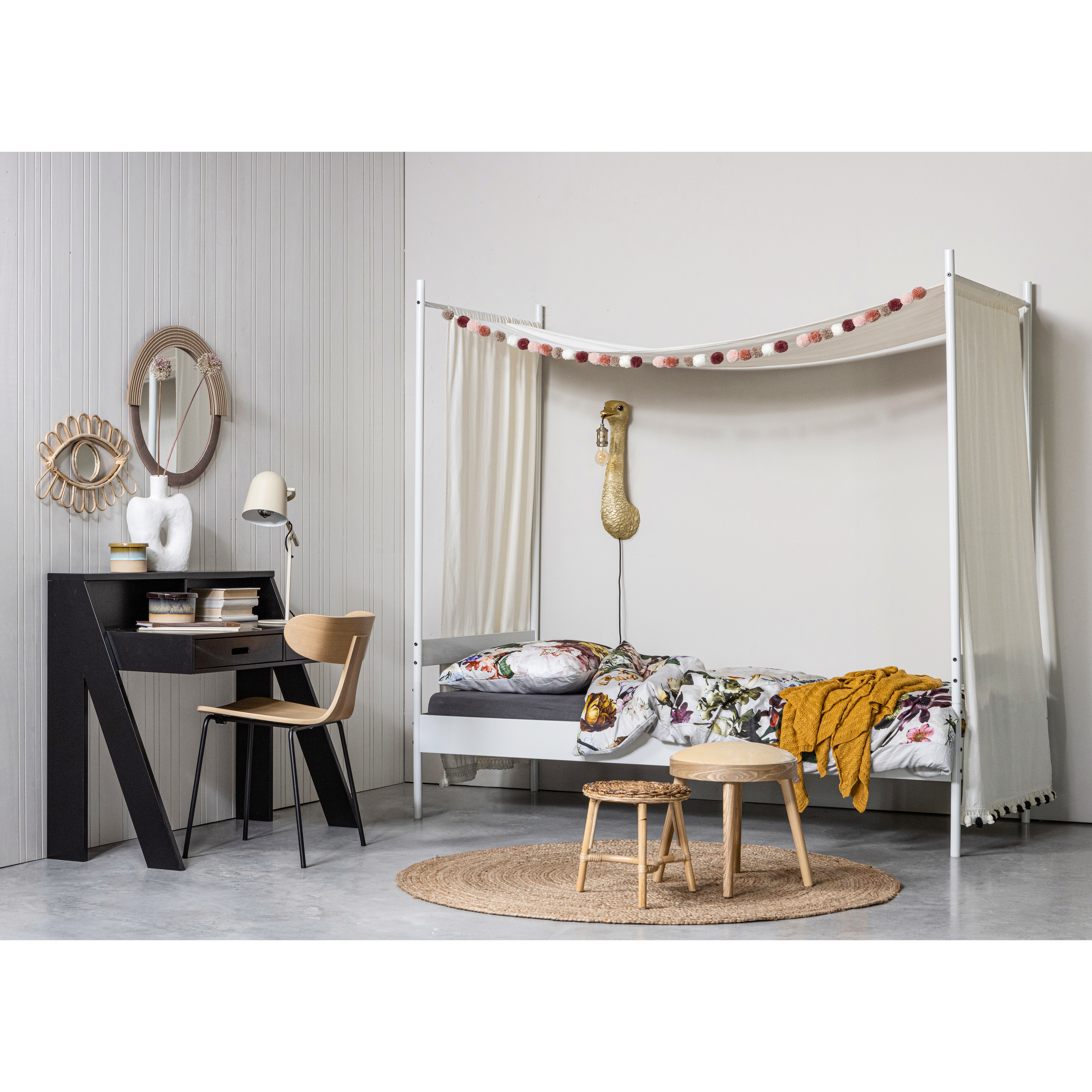 377039-W-377041-O-373283-I-361226-Z-800585-N-377196-N-02_SF_BL_Wendy_hemelbed_doek_Ross_vloerkleed_Connect_bureau_Form_stoel.jpg?auto=webp&format=png&width=1500&height=1500