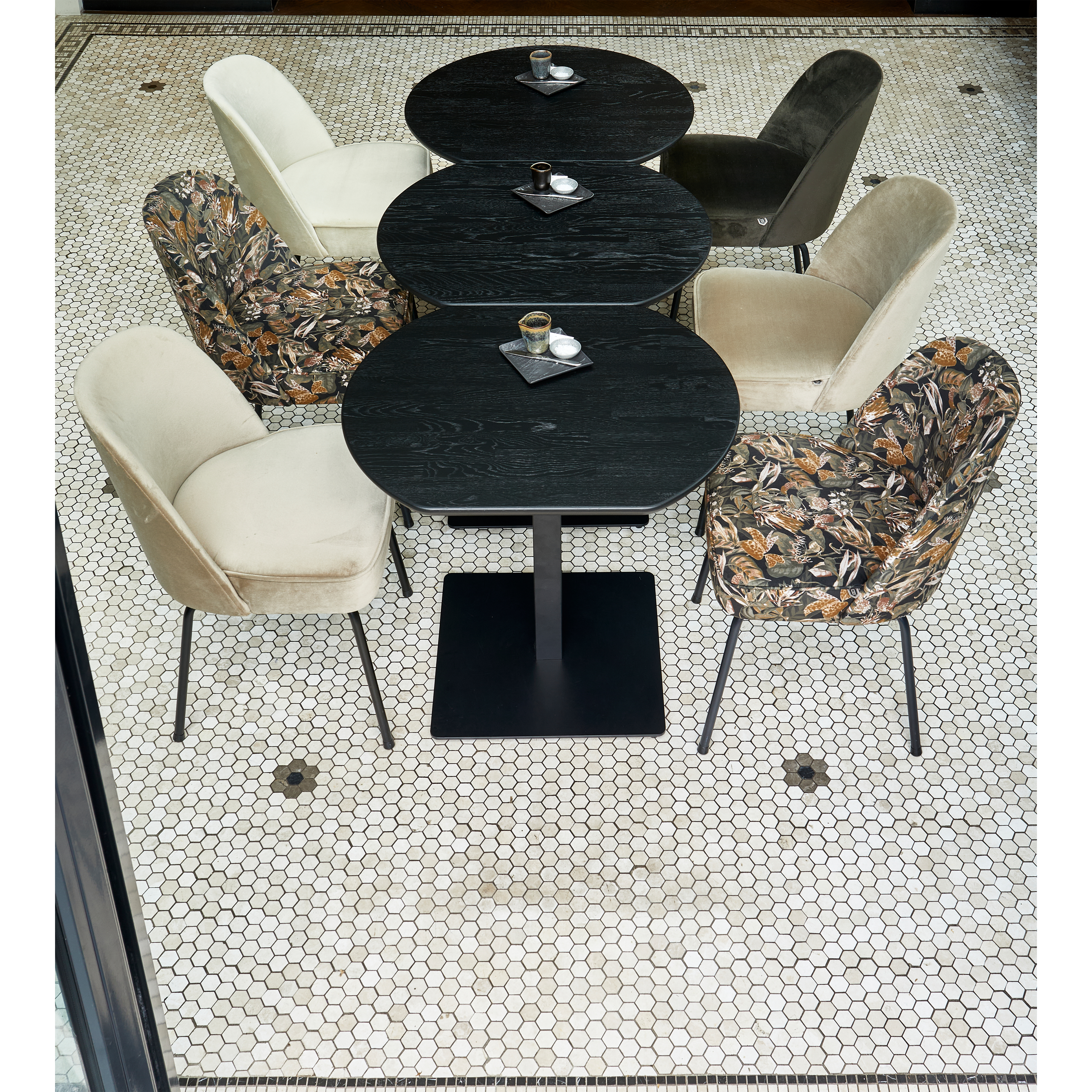 TB-BE-VL24-0790X0730-TB-BT-VL24-0790X0670-377345-02_SF_FA_Tafelblad_bistro_tussen_eind_vingerlas_O80cm_blacknight_Bistro_vierkant_Vogue.jpg?auto=webp&format=png&width=1500&height=1500