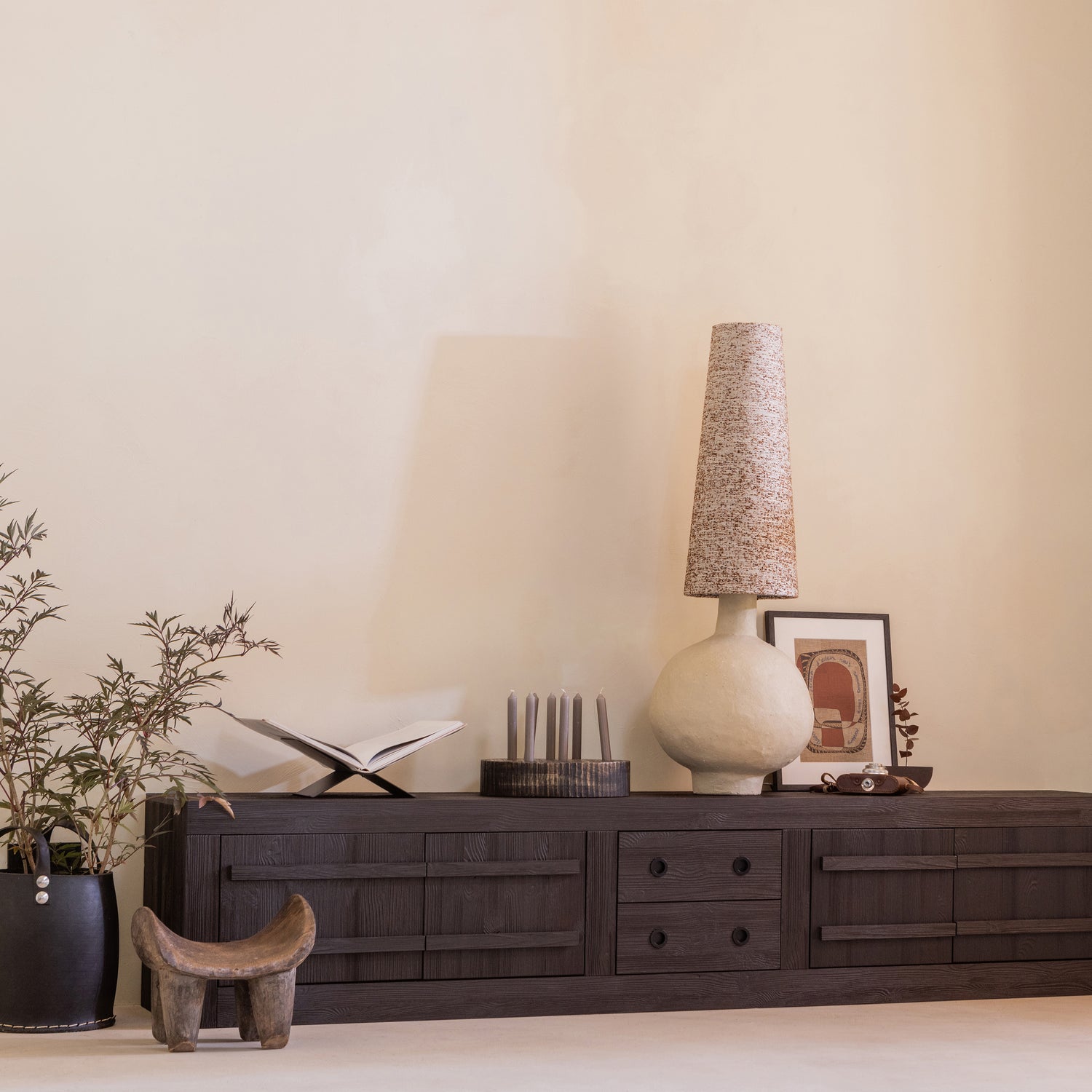 801292-C-801214-N-801256-B-377228-Z-800371-01_SF_BP_Hiku_tv_meubel_Cedar__IosLamp_voet_Upvote__Kap_Brook_boekenstandaard_Blaze_kaarsenblok_VIERKANT.jpg?auto=webp&format=png&width=1500&height=1500