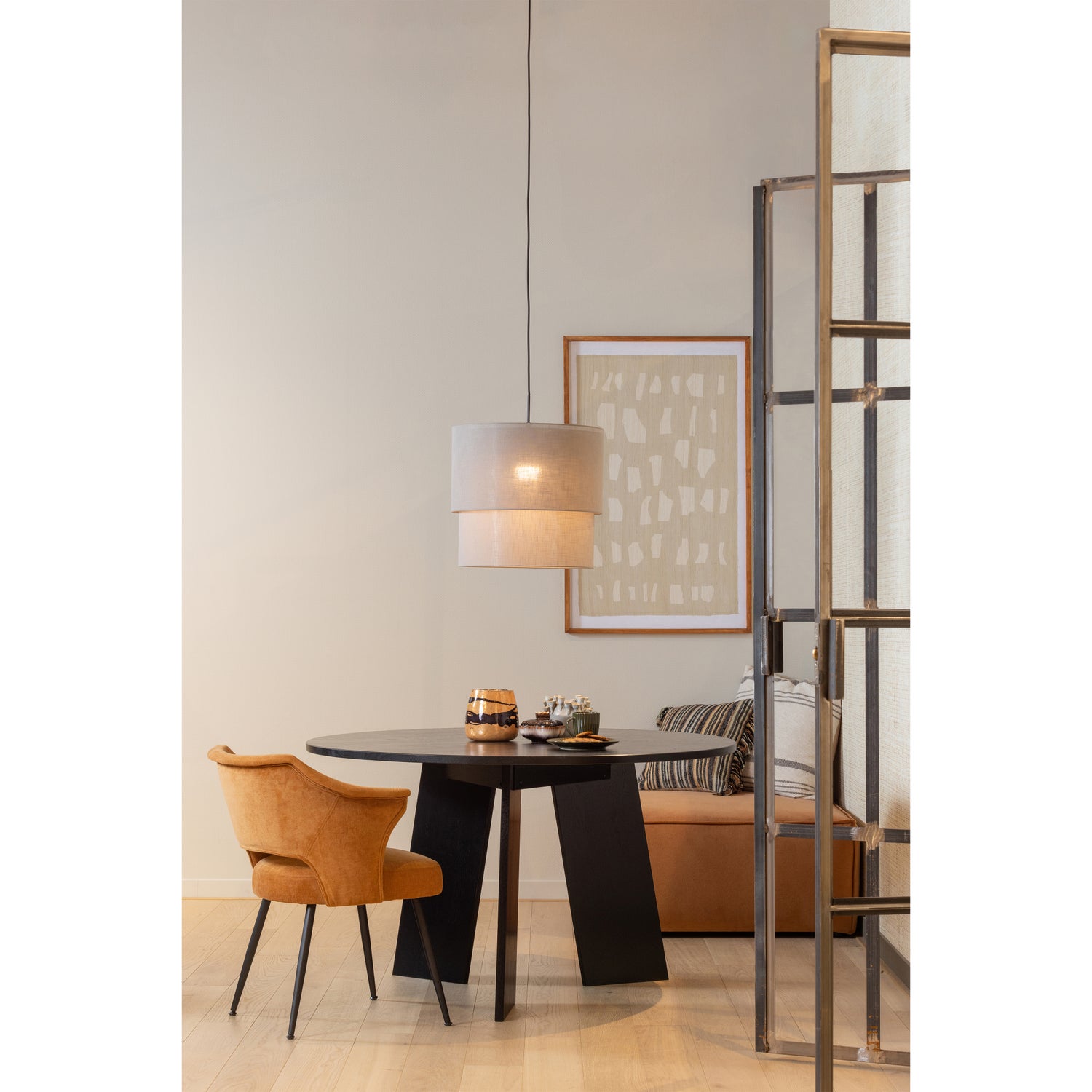 200362-Z-200404-T-375419-BN-200350-T-02_SF_BL_Kelk_Sits_eetkamerstoel_toffee_Rhonda_eettafel_O129cm_Melk_vaas.jpg?auto=webp&format=png&width=1500&height=1500