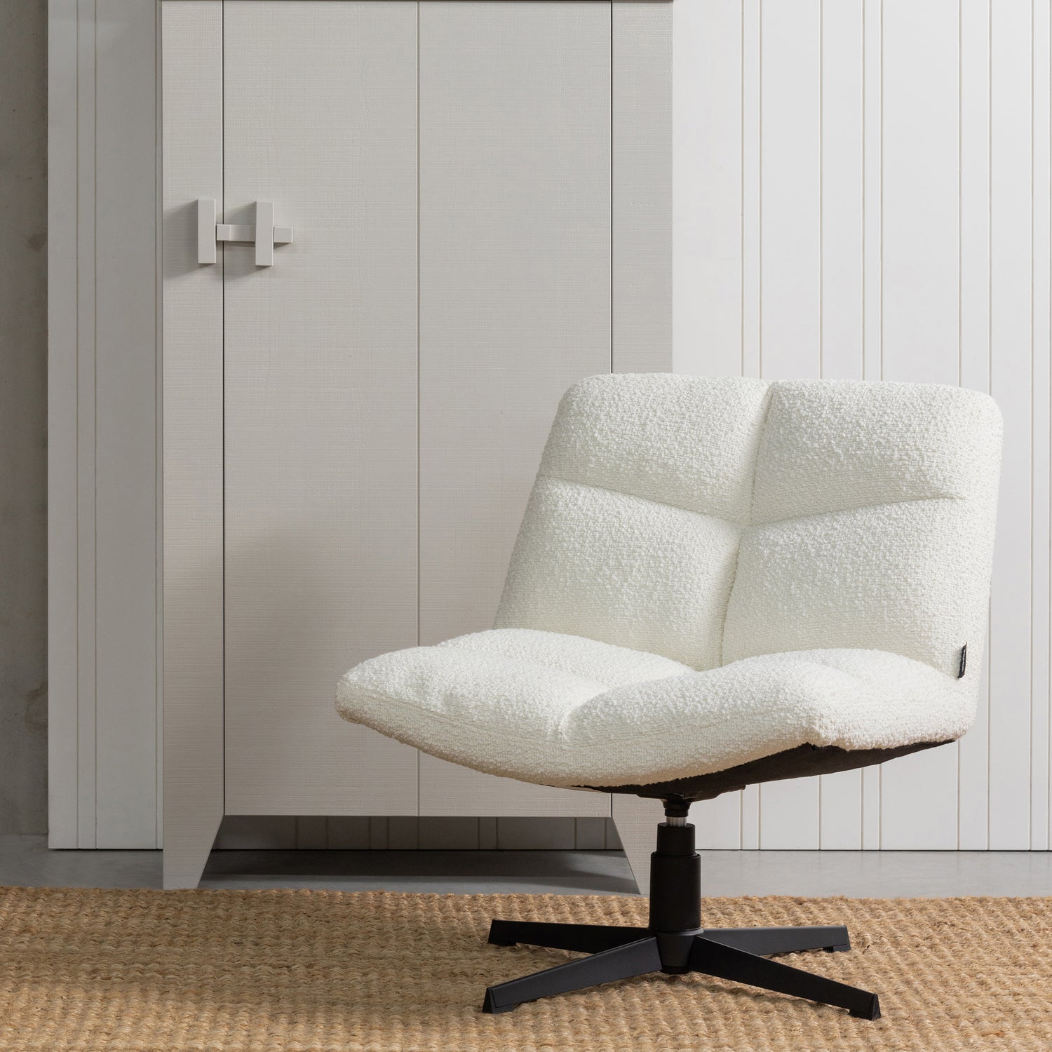 373449-N-377118-O-361214-M-01_SF_FA_Gijs_boerenkast_mist_Vinny_draaifauteuil_off_white_Achiel_vloerkleed_VIERKANT.jpg?auto=webp&format=png&width=1500&height=1500