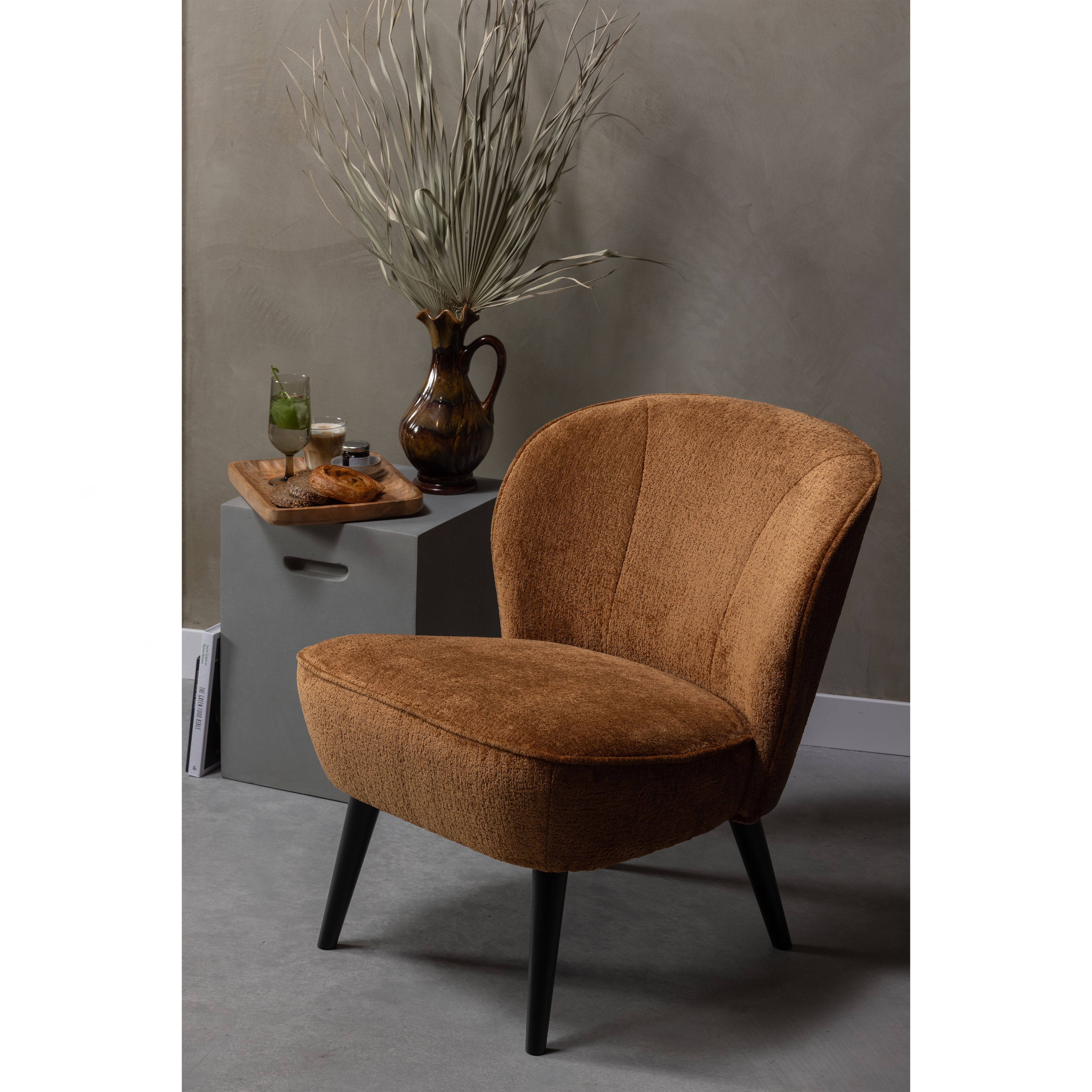 375690-TC--02_SF_FA_Sara_fauteuil_structure_velvet_cognac_Bijzettafel.jpg?auto=webp&format=png&width=1500&height=1500