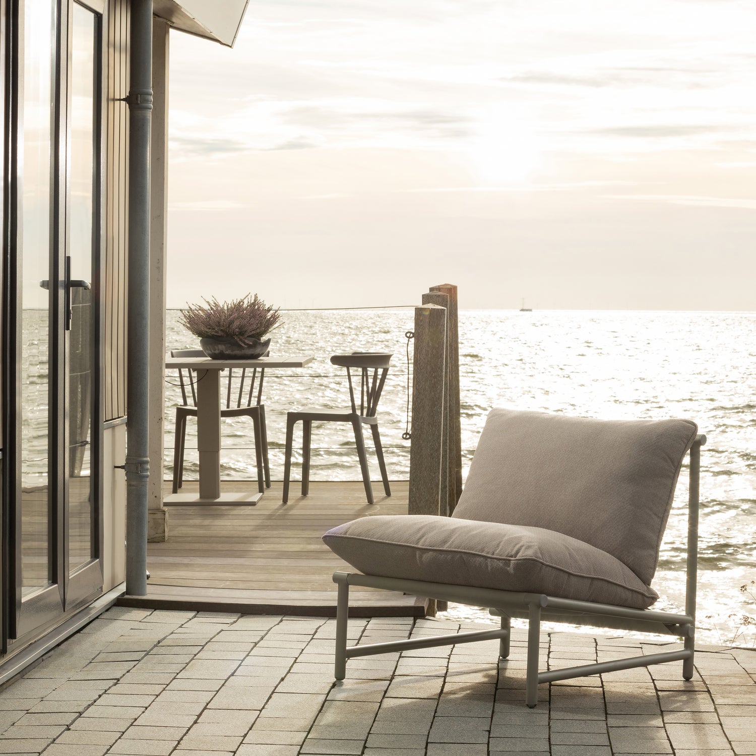 377709-Z_01_SF_WO_Elvo_tuin_loungestoel_aluminium_zand.jpg?auto=webp&format=png&width=1500&height=1500