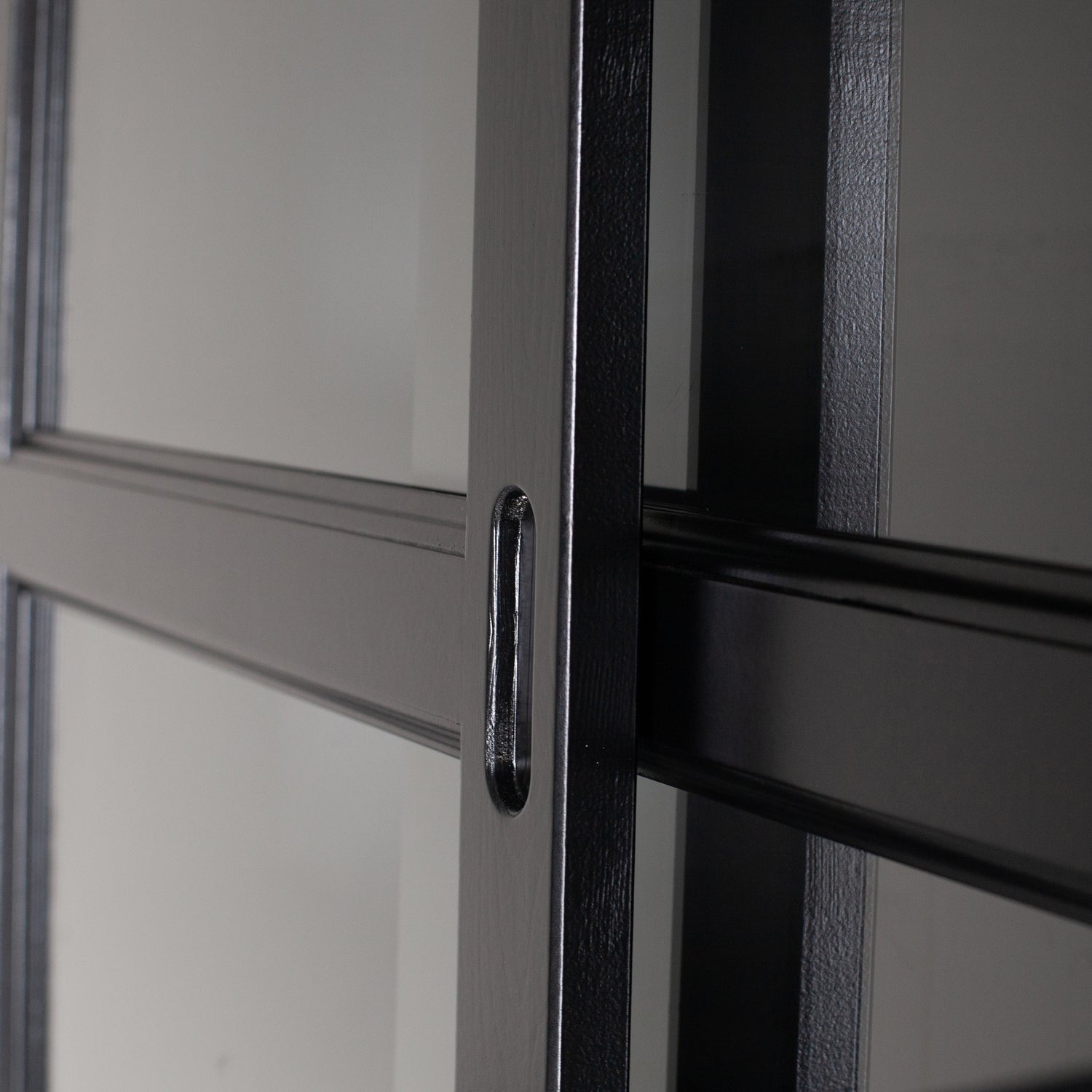 373400-Z-02_VS_FA_Lagos_winkelkast_grenen_zwart_detail.jpg?auto=webp&format=png&width=1500&height=1500