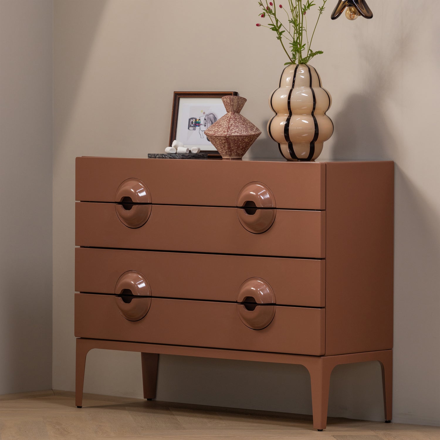 375189-MM-377598-B-377478-N-375043-B-02_SF_WP_Merge_dressoir_Elle_hanglamp_Kency_vaas_Reza_vierkant.png?auto=webp&format=png&width=1500&height=1500