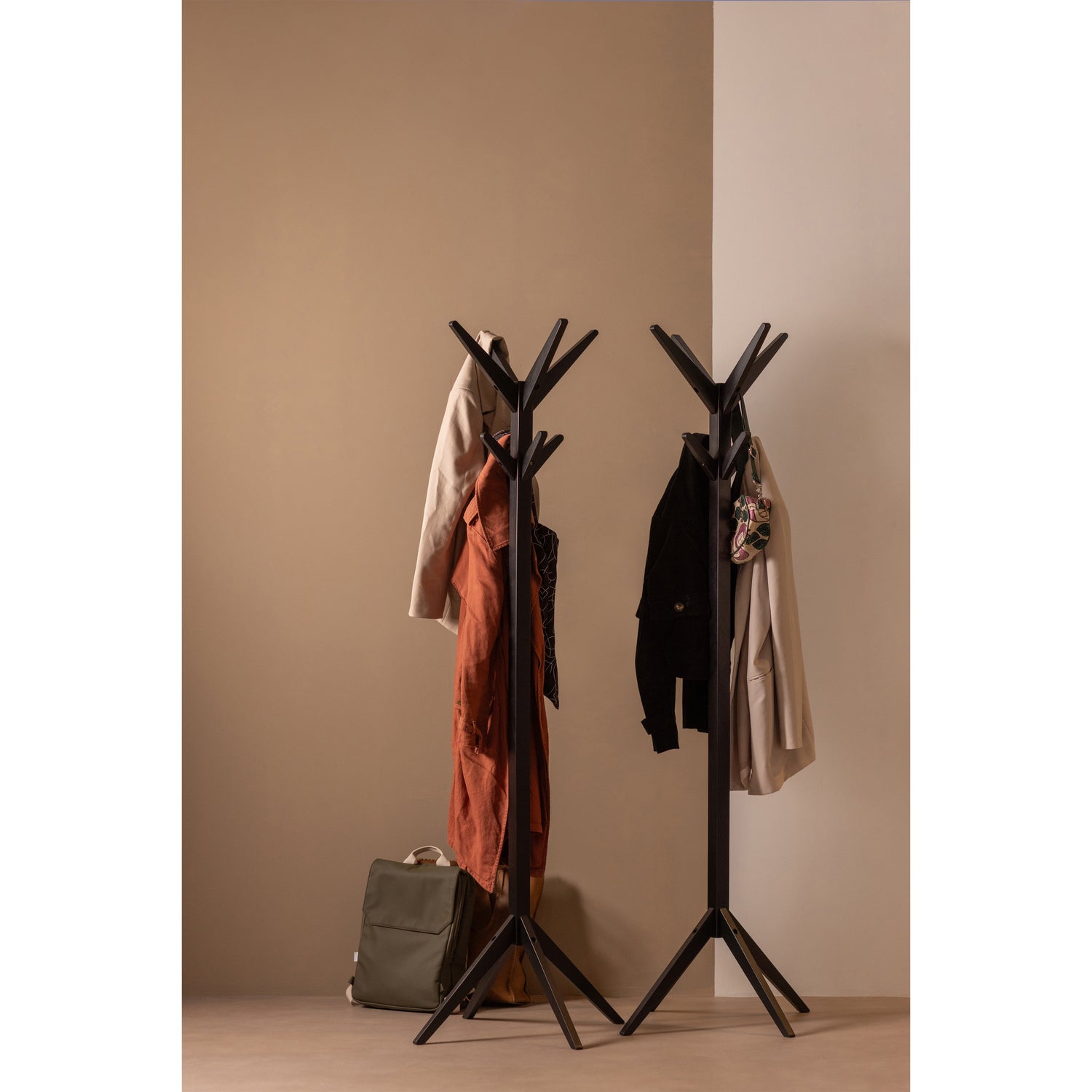 372360-01_SF_FA_Studio_staande_kapstok_zwart.jpg?auto=webp&format=png&width=1500&height=1500