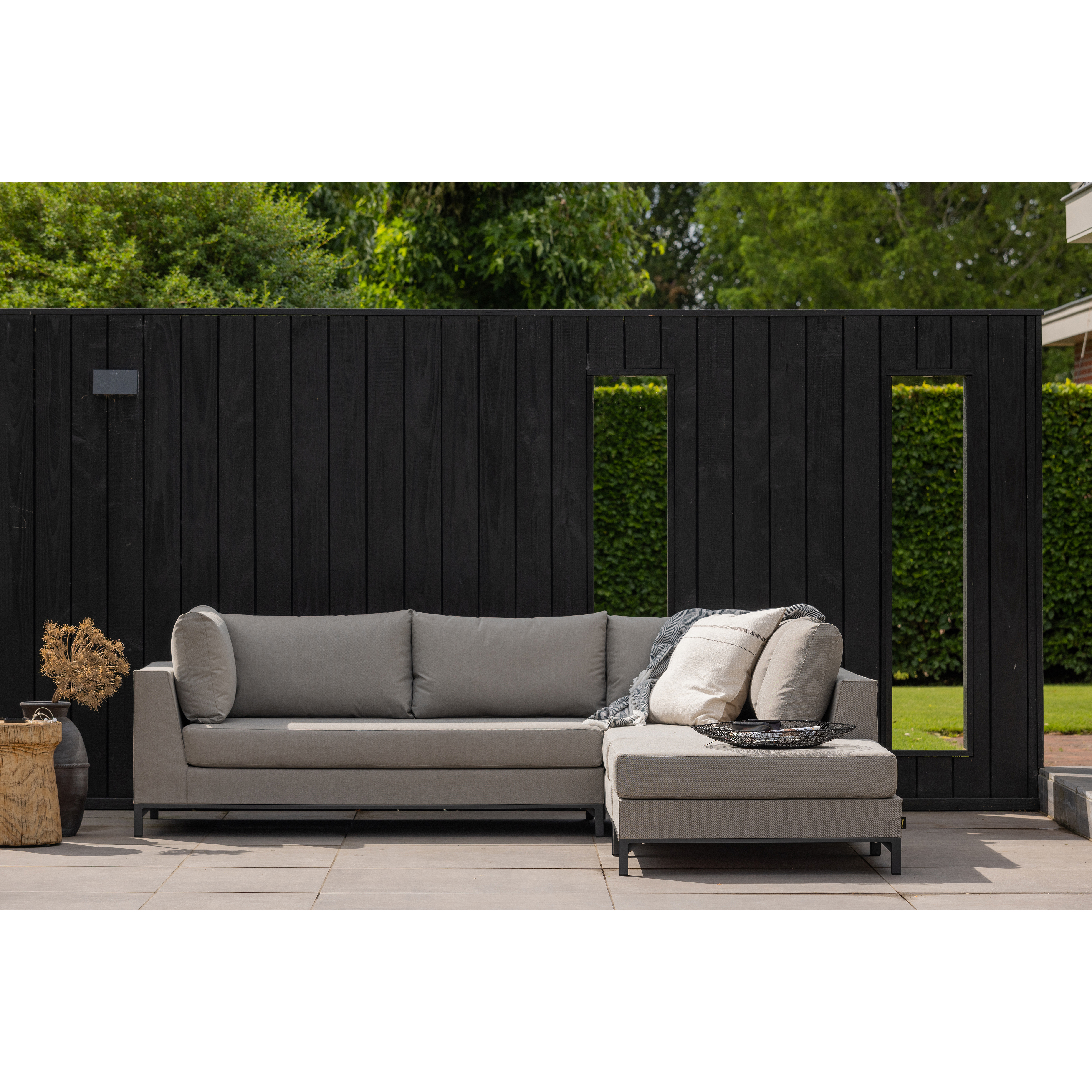 CH5800RTA-500024-C-801345-Z-04_SF_EXT_Sicilie_loungeset_rechts_taupe_Cache_bijzettafel_Panoply.jpg?auto=webp&format=png&width=1500&height=1500