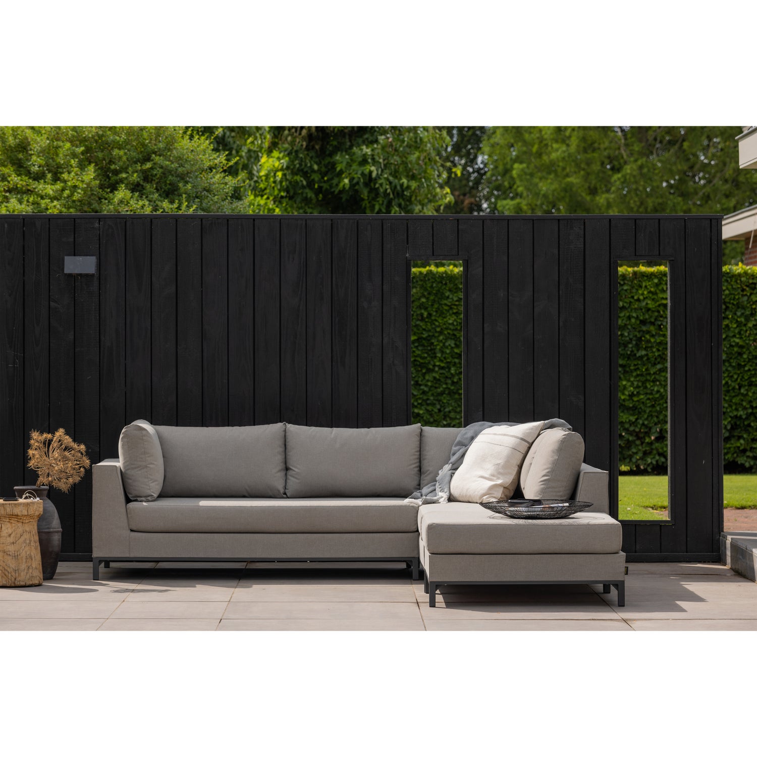 CH5800RTA-500024-C-801345-Z-04_SF_EXT_Sicilie_loungeset_rechts_taupe_Cache_bijzettafel_Panoply.jpg?auto=webp&format=png&width=1500&height=1500