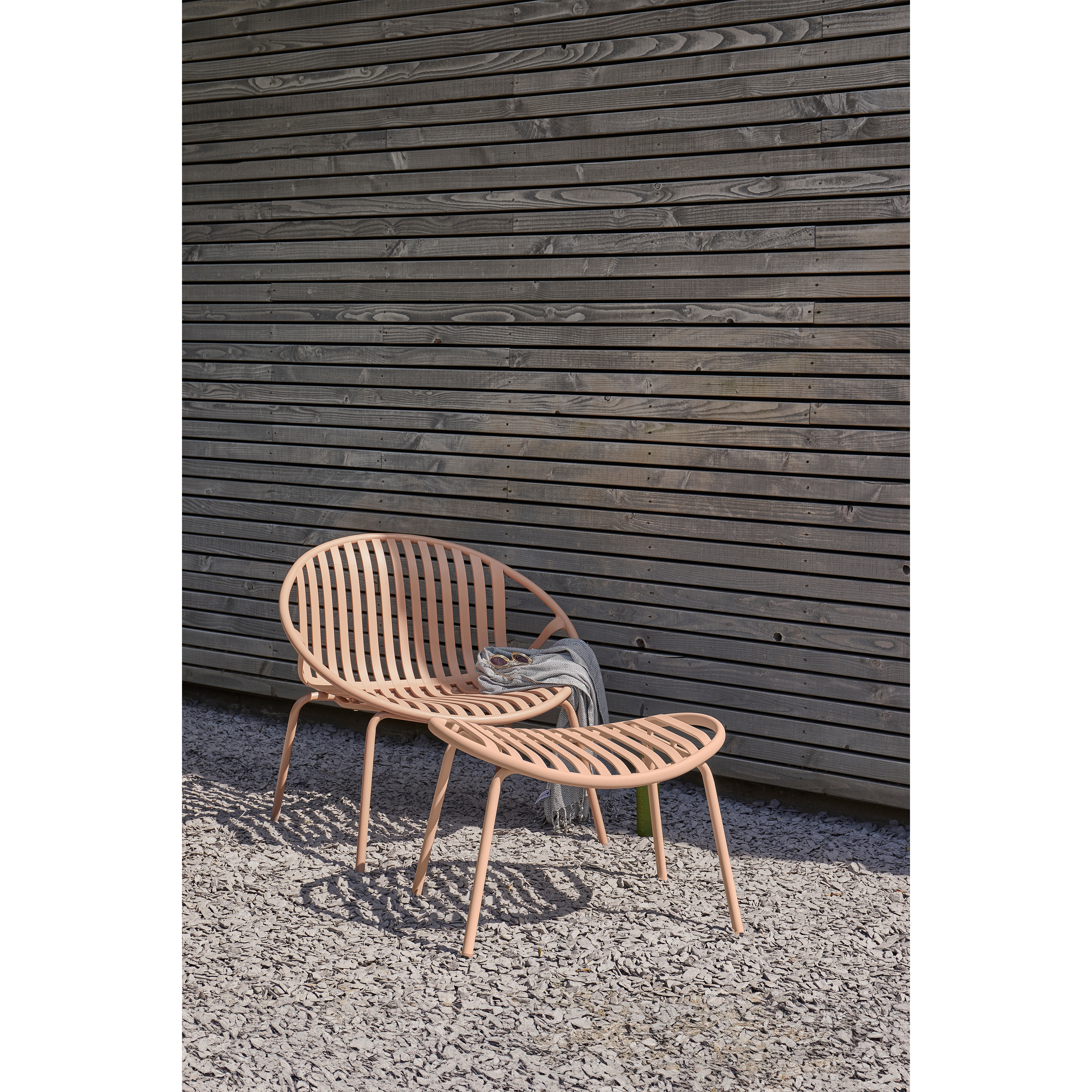 377441-R-01_SF_FA_Bruce_tuin_fauteuil___hocker_PP_metaal_zalm.jpg?auto=webp&format=png&width=1500&height=1500