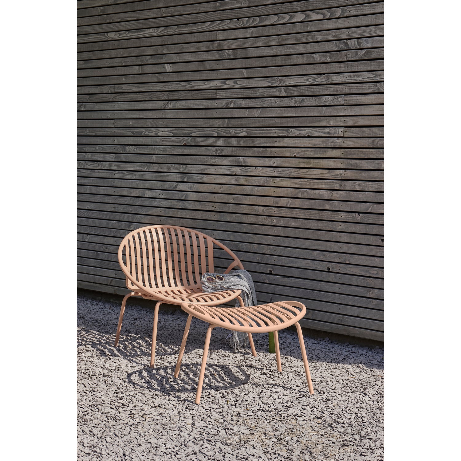 377441-R-01_SF_FA_Bruce_tuin_fauteuil___hocker_PP_metaal_zalm.jpg?auto=webp&format=png&width=1500&height=1500