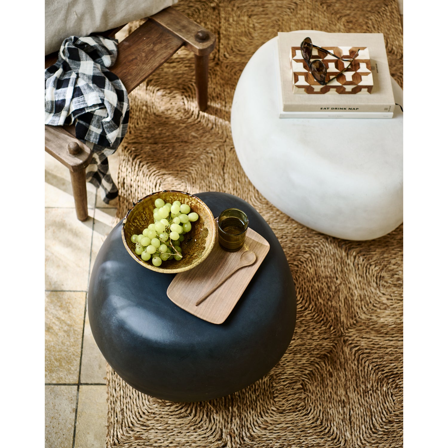 375154-A-375155-W-01_SF_VT_Pebble_bijzettafel_antraciet_35x50cm_wit_31x65x49cm.jpg?auto=webp&format=png&width=1500&height=1500