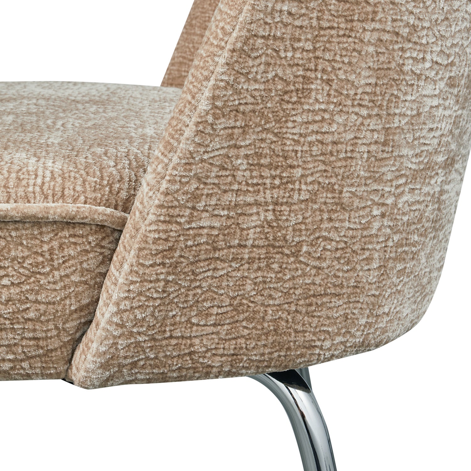 800816-SAC-02_VS_BP_Vogue_eetkamerstoel_3D_chenille_zand_chrome_poot_detail.png?auto=webp&format=png&width=1500&height=1500