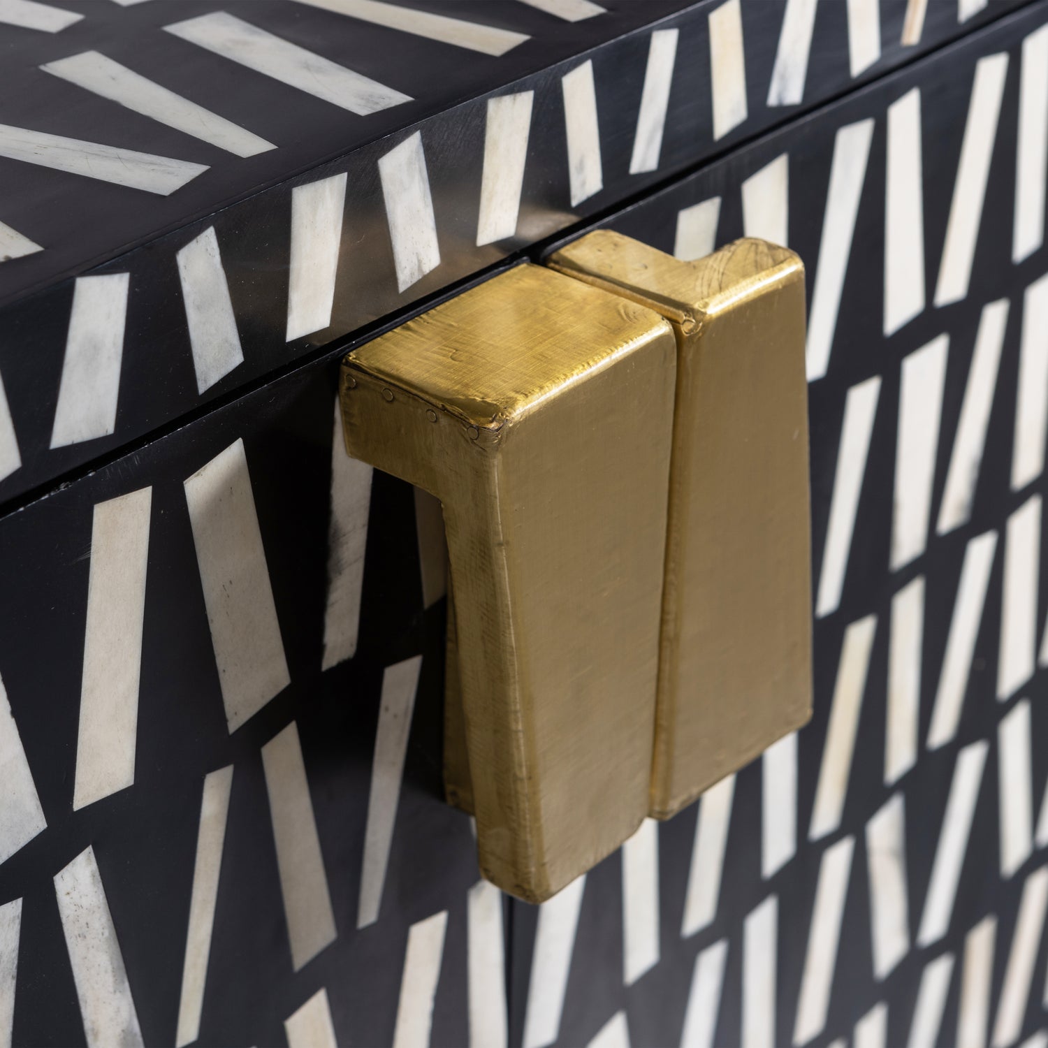 373948-Z-01_VS_WE_Menne_opbergkast_bone_inlay_zwart_wit_detail.png?auto=webp&format=png&width=1500&height=1500