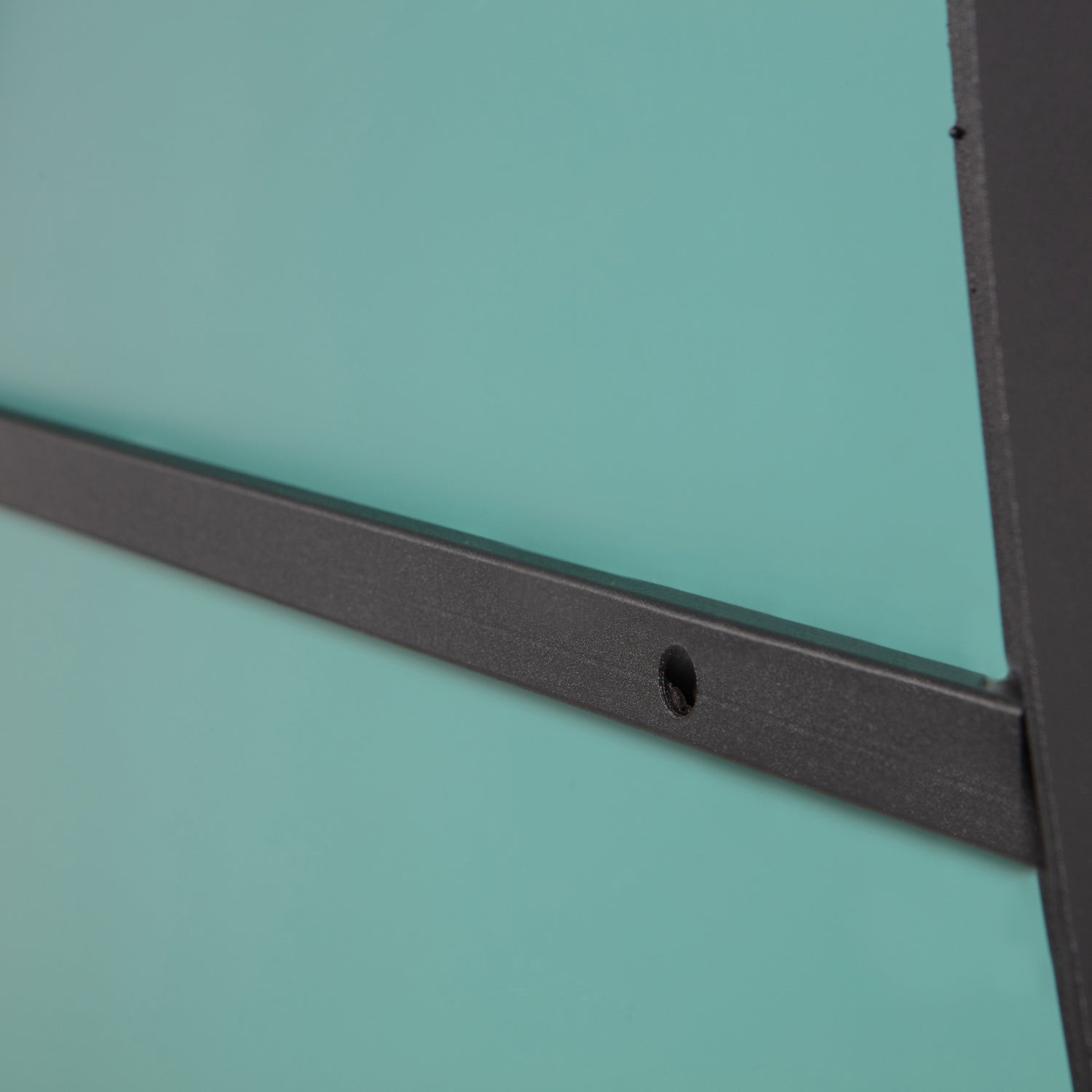 373940-Z-02_VS_FA_Romee_organische_spiegel_metaal_zwart_100x70cm_detail.jpg?auto=webp&format=png&width=1500&height=1500